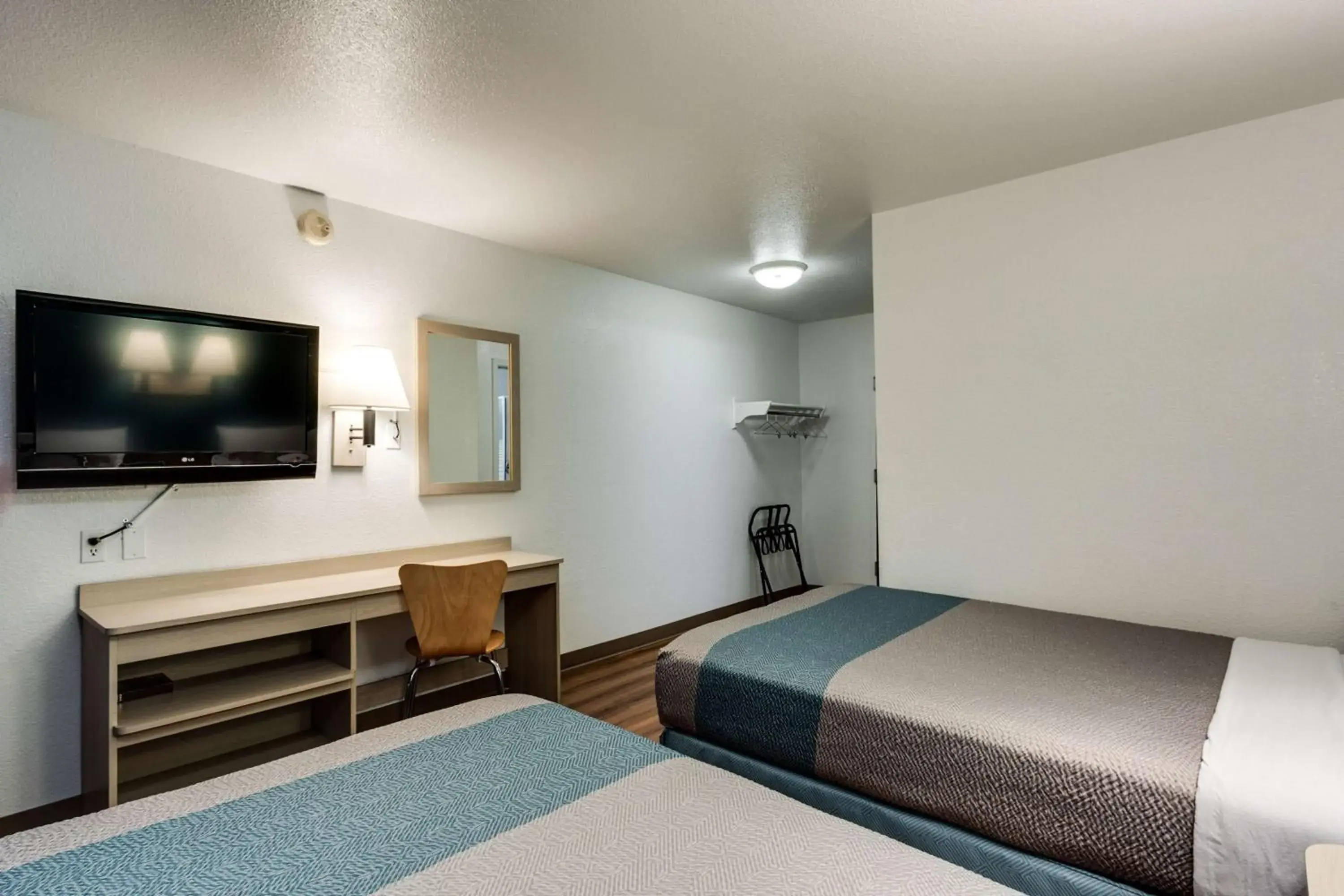 TV and multimedia, Bed in Motel 6-Spokane, WA - West