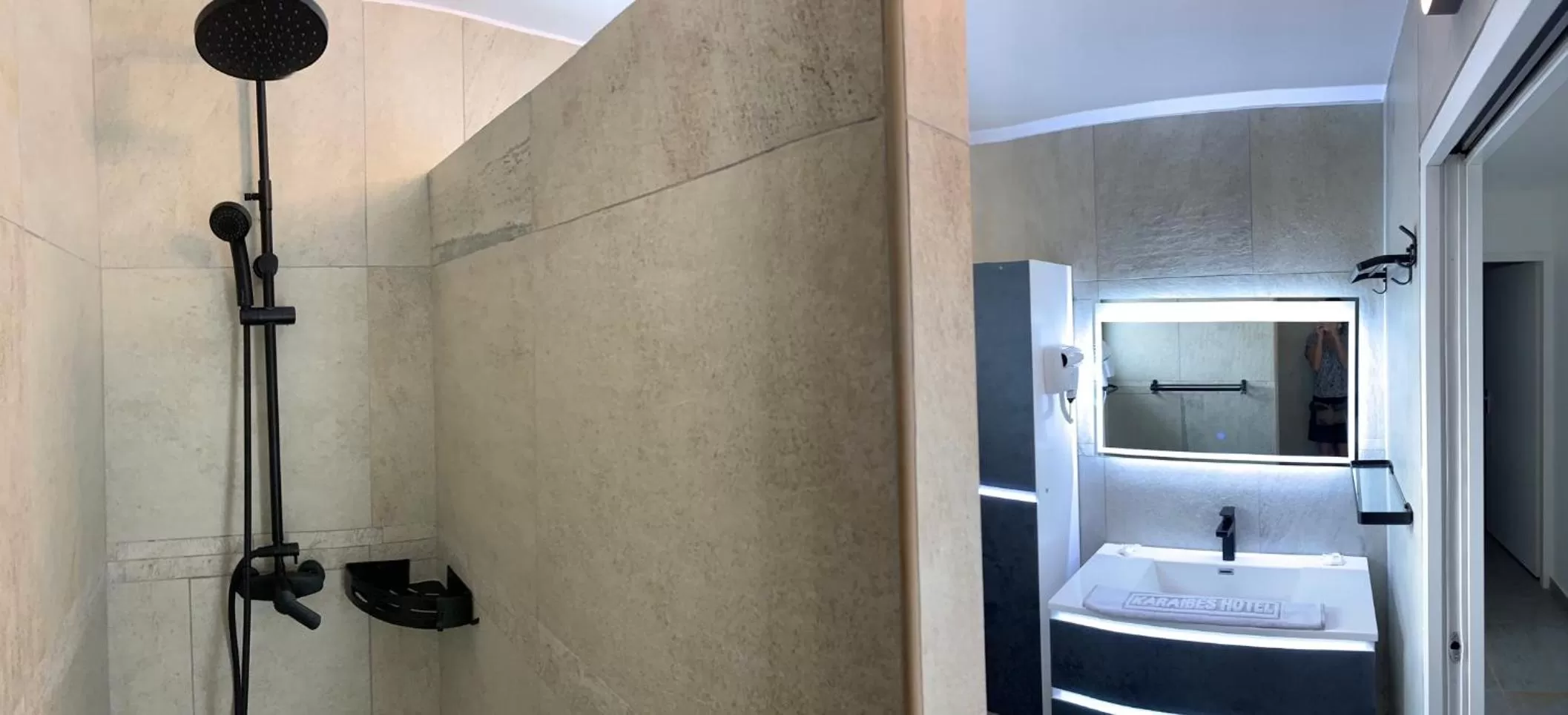 Shower in Karaibes Residence