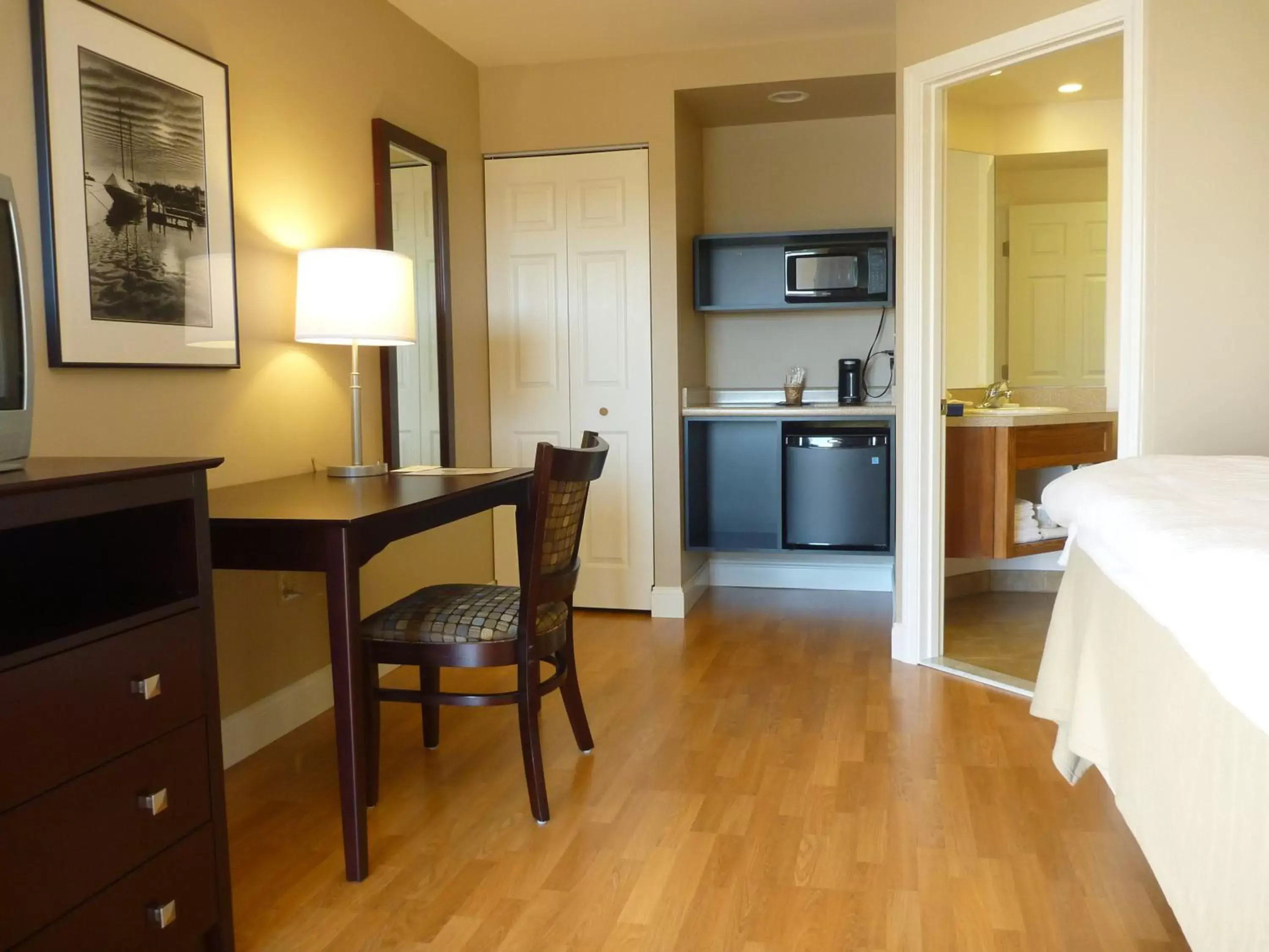 Photo of the whole room, Kitchen/Kitchenette in Yankee Clipper Motel