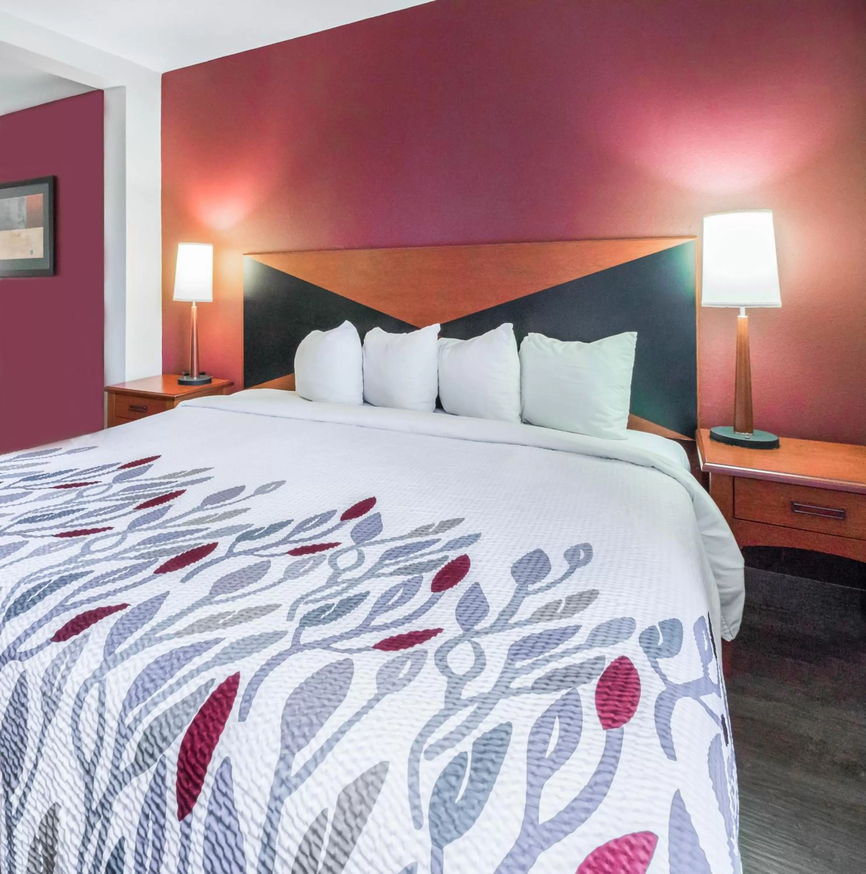 Photo of the whole room, Bed in Red Roof Inn Etowah – Athens, TN