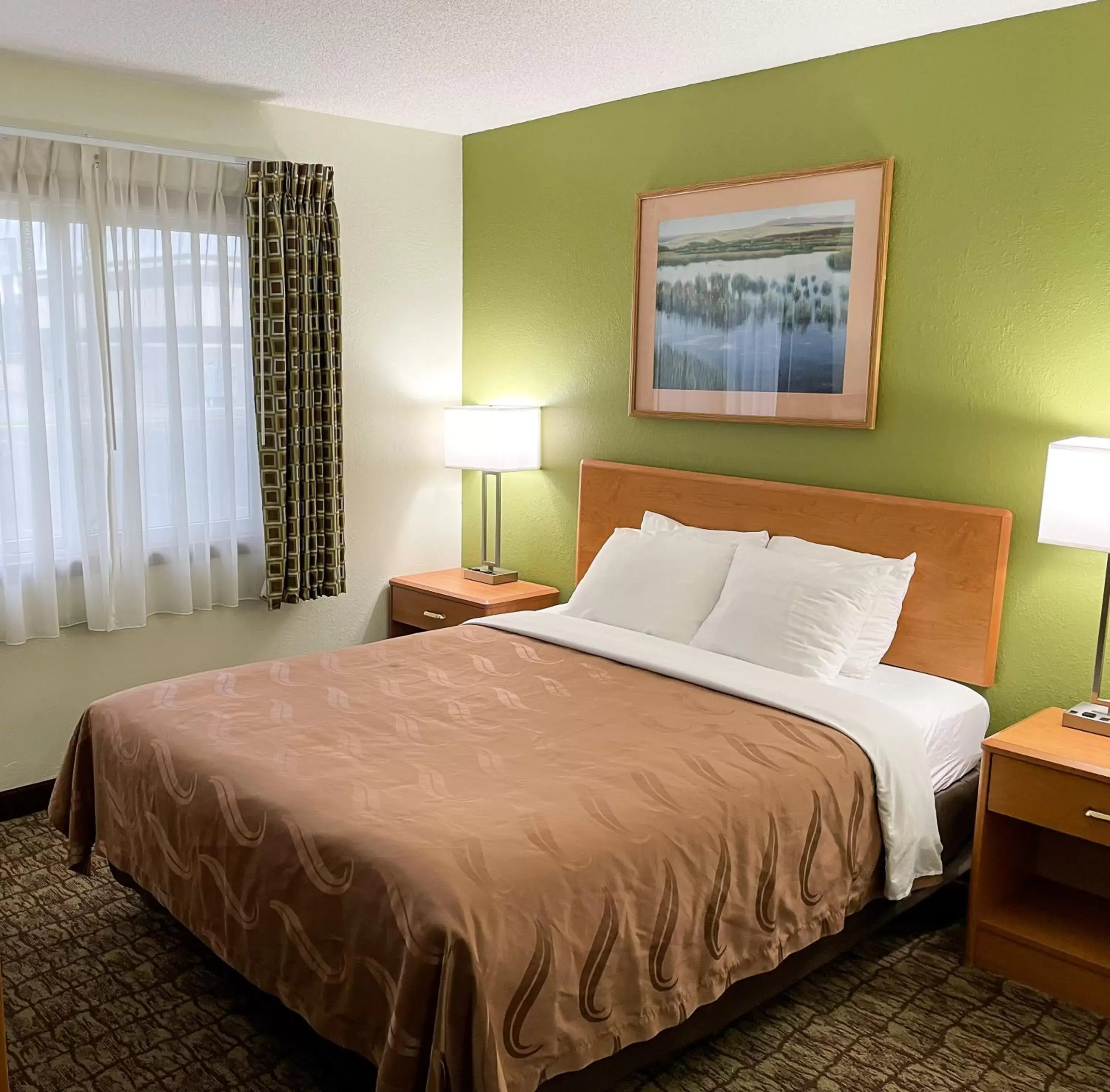 Bed in Hudson Inn & Suites