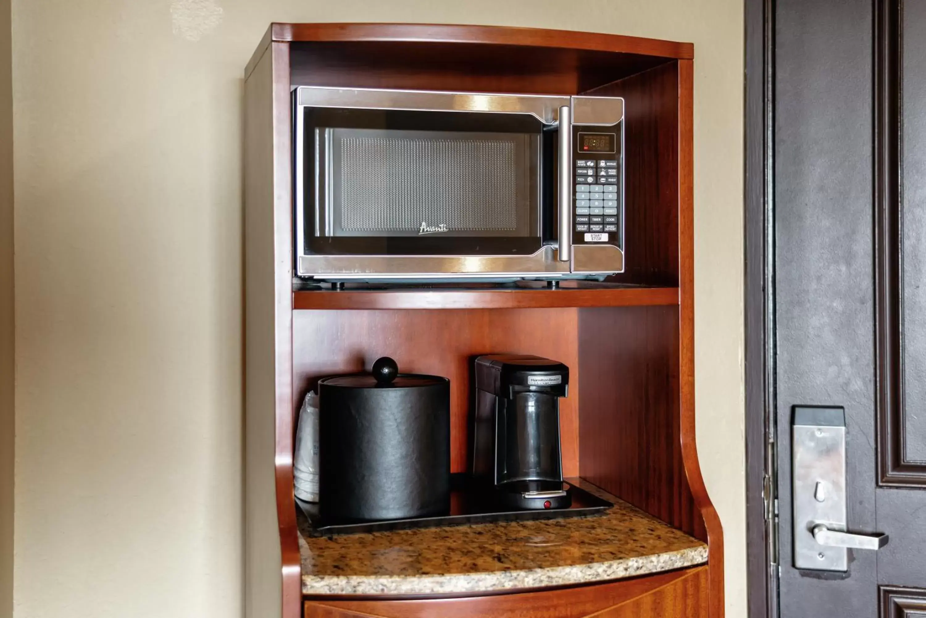Coffee/tea facilities, Kitchen/Kitchenette in La Quinta by Wyndham Cocoa Beach Oceanfront