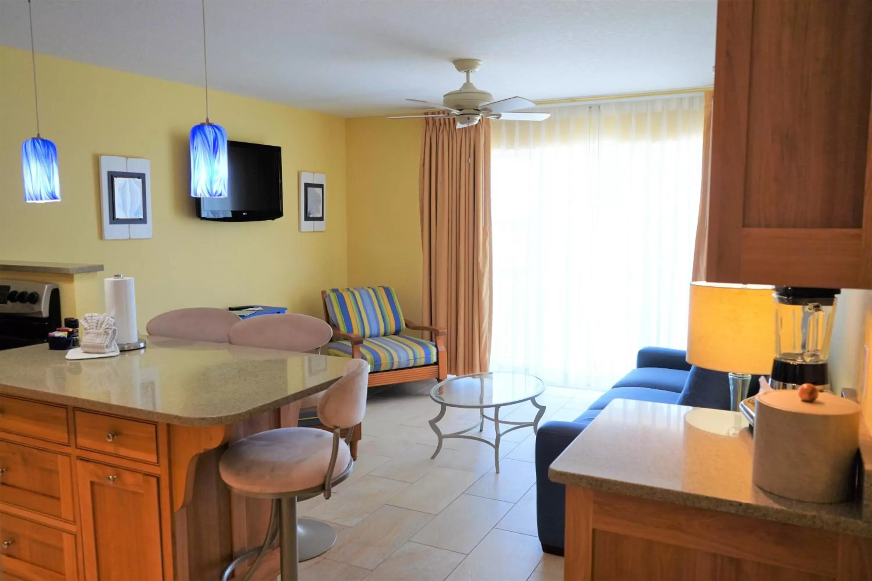 Kitchen or kitchenette, TV/Entertainment Center in Glunz Ocean Beach Hotel and Resort