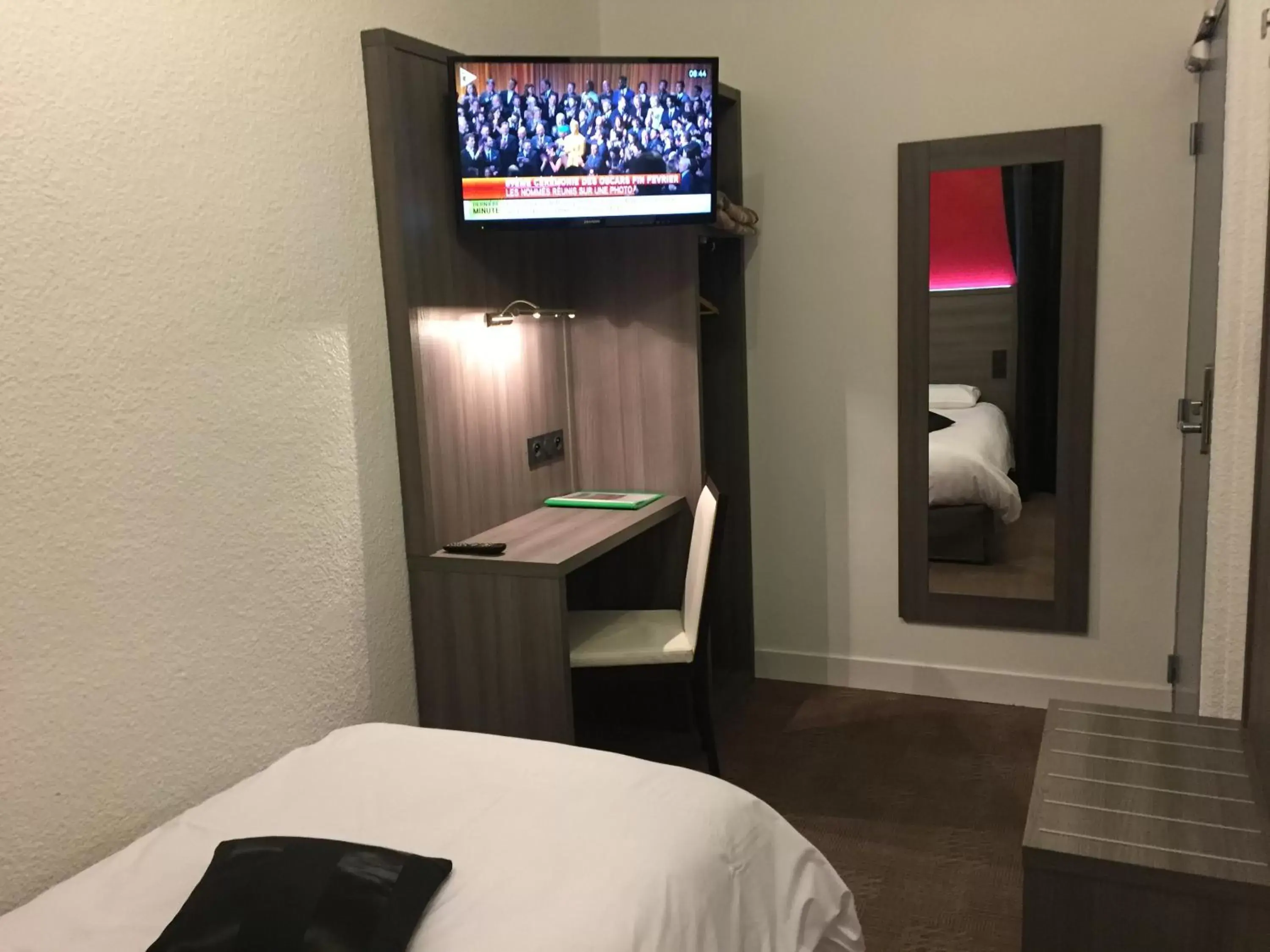 Photo of the whole room, TV/Entertainment Center in Le Beverl'inn