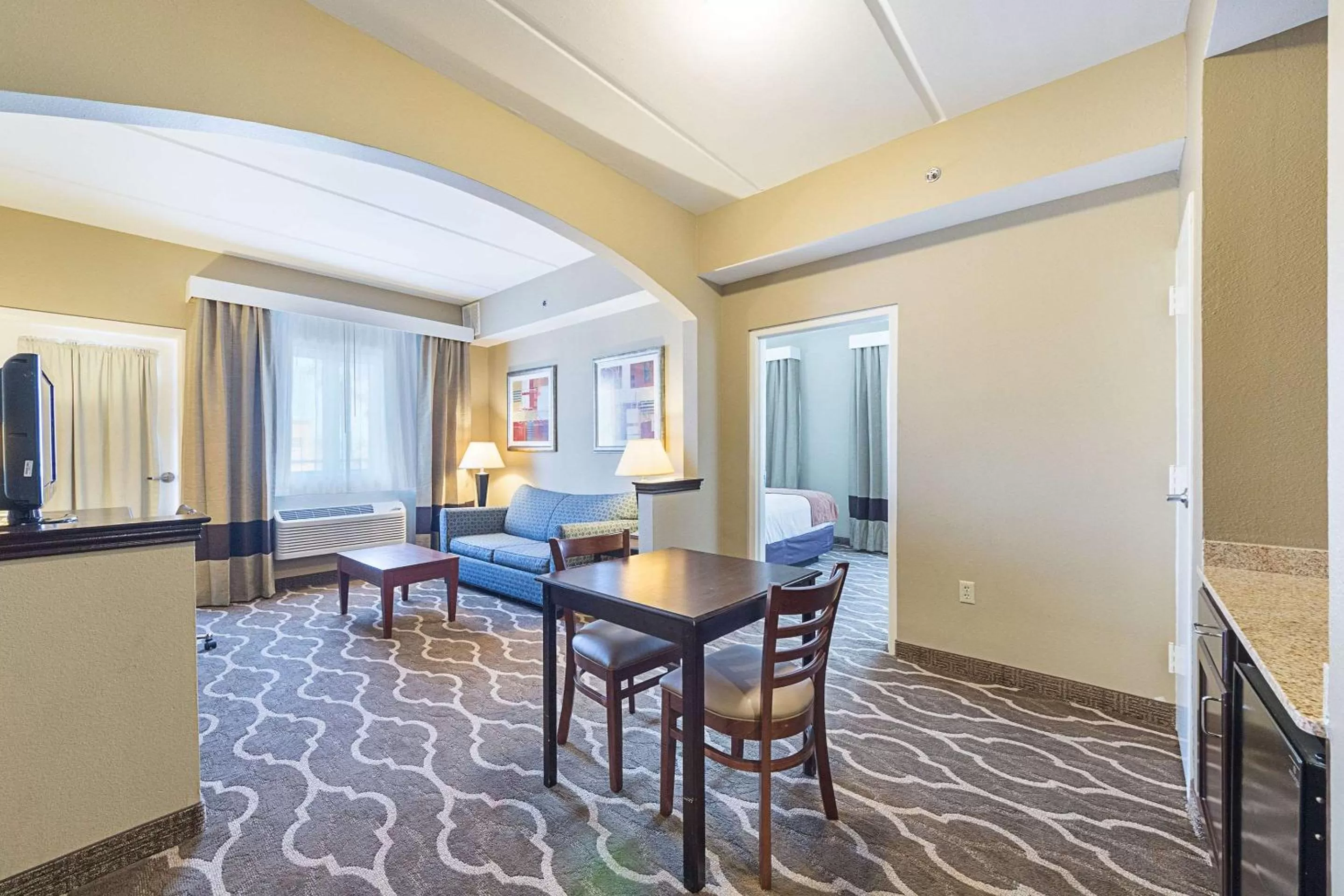 TV and multimedia in Comfort Suites Beachside