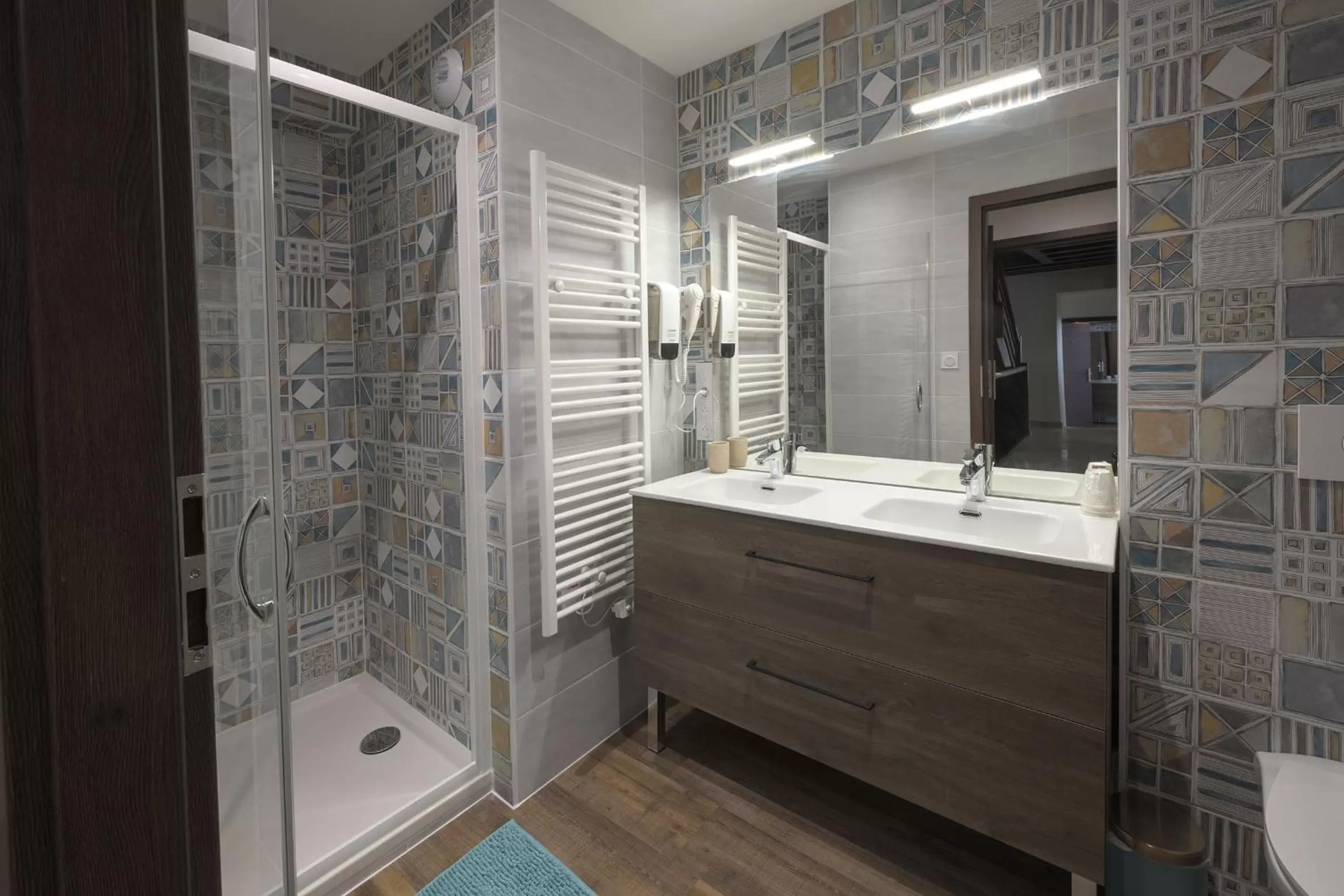 Shower in Hotel De La Croisée