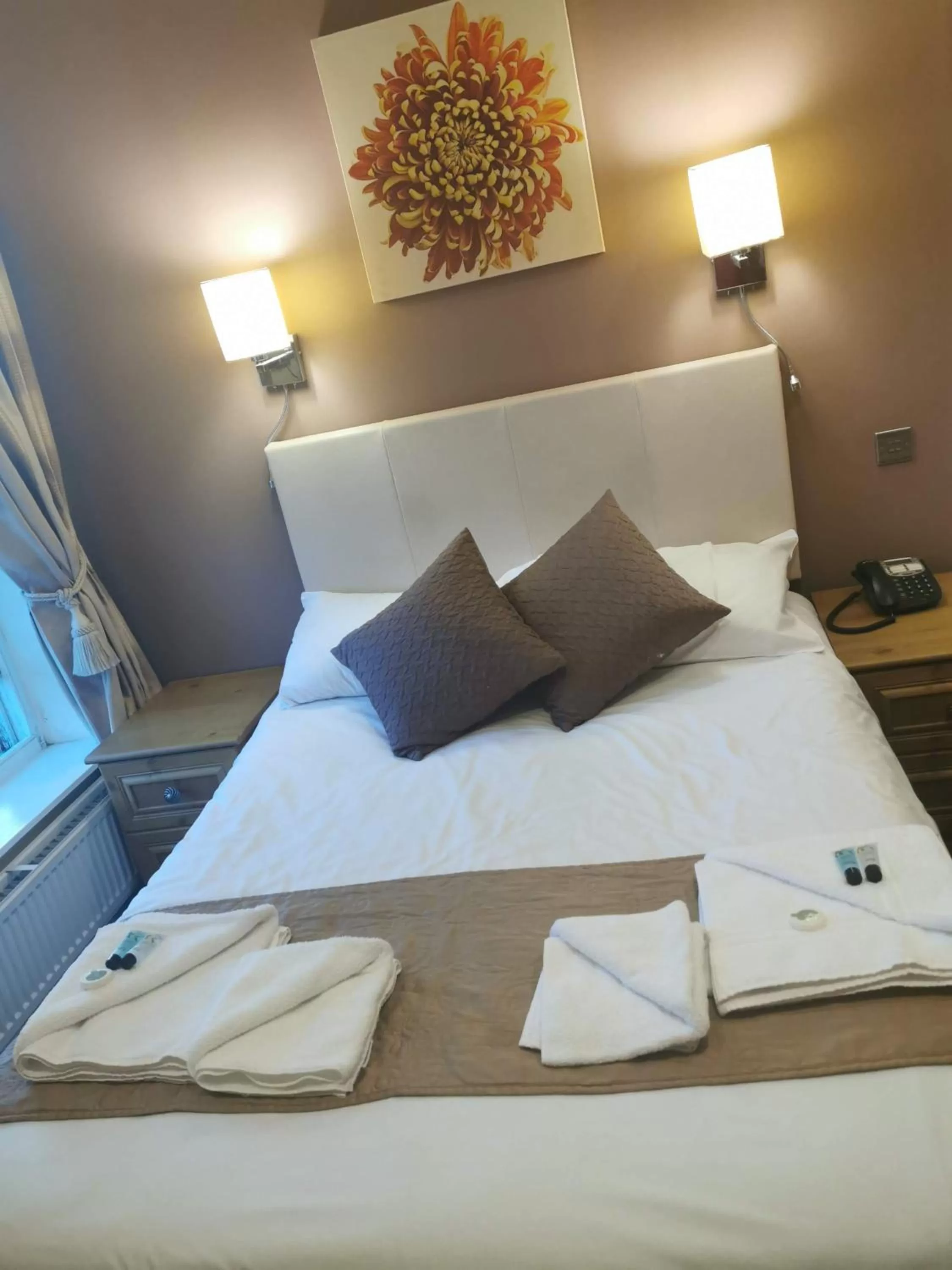 Bed in The Queens Hotel