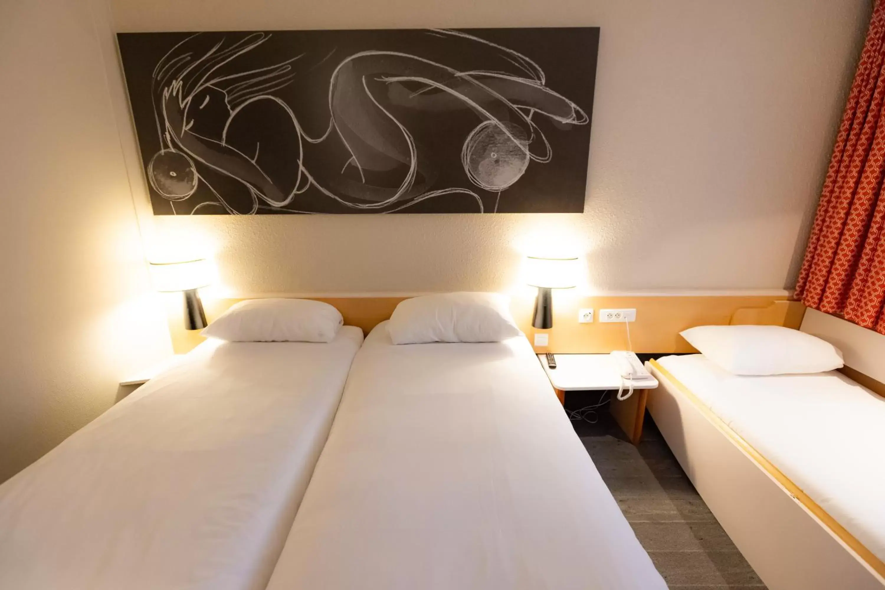 Photo of the whole room, Bed in ibis Besançon Centre la City