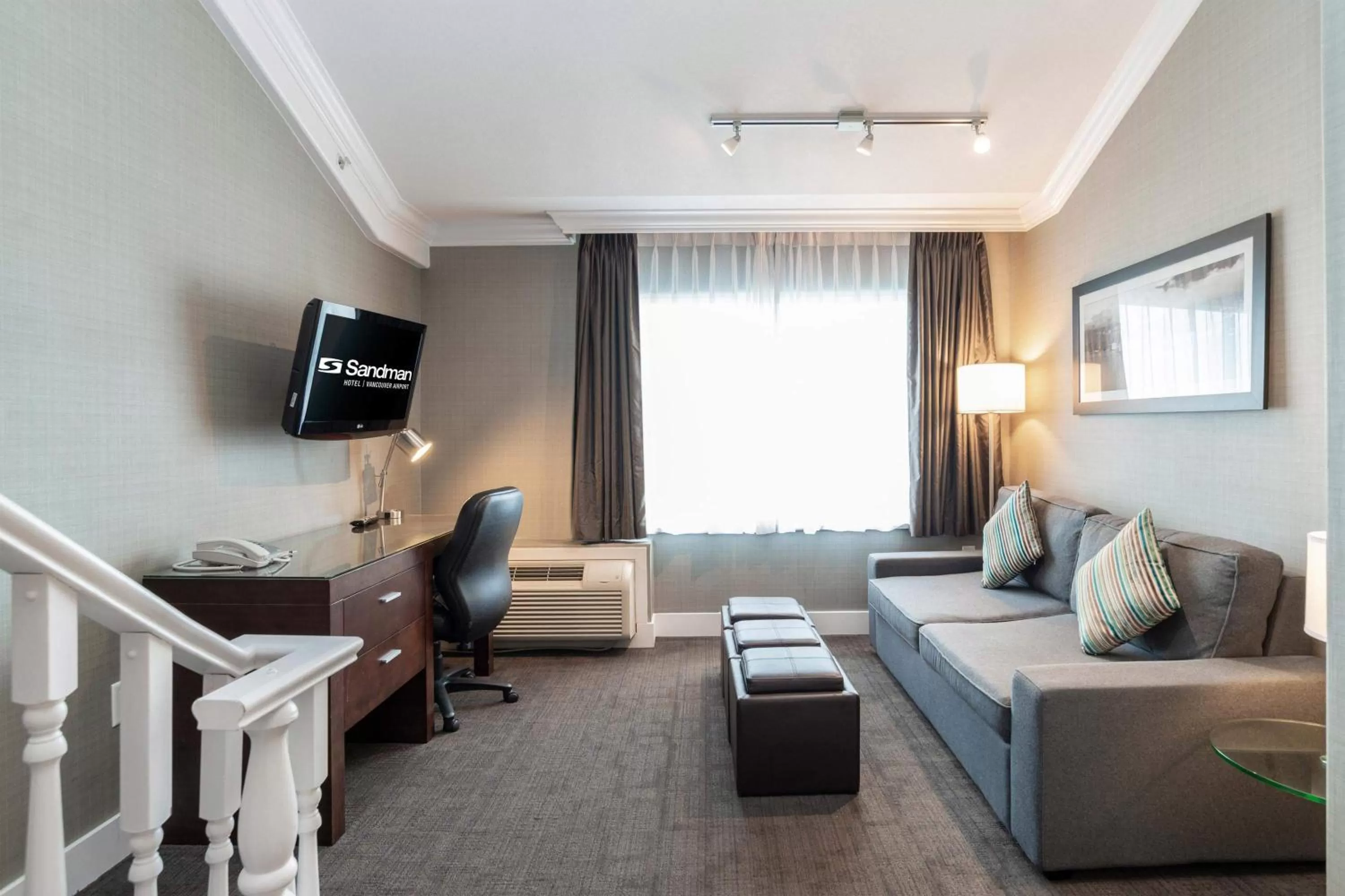 Living room in Sandman Hotel Vancouver Airport