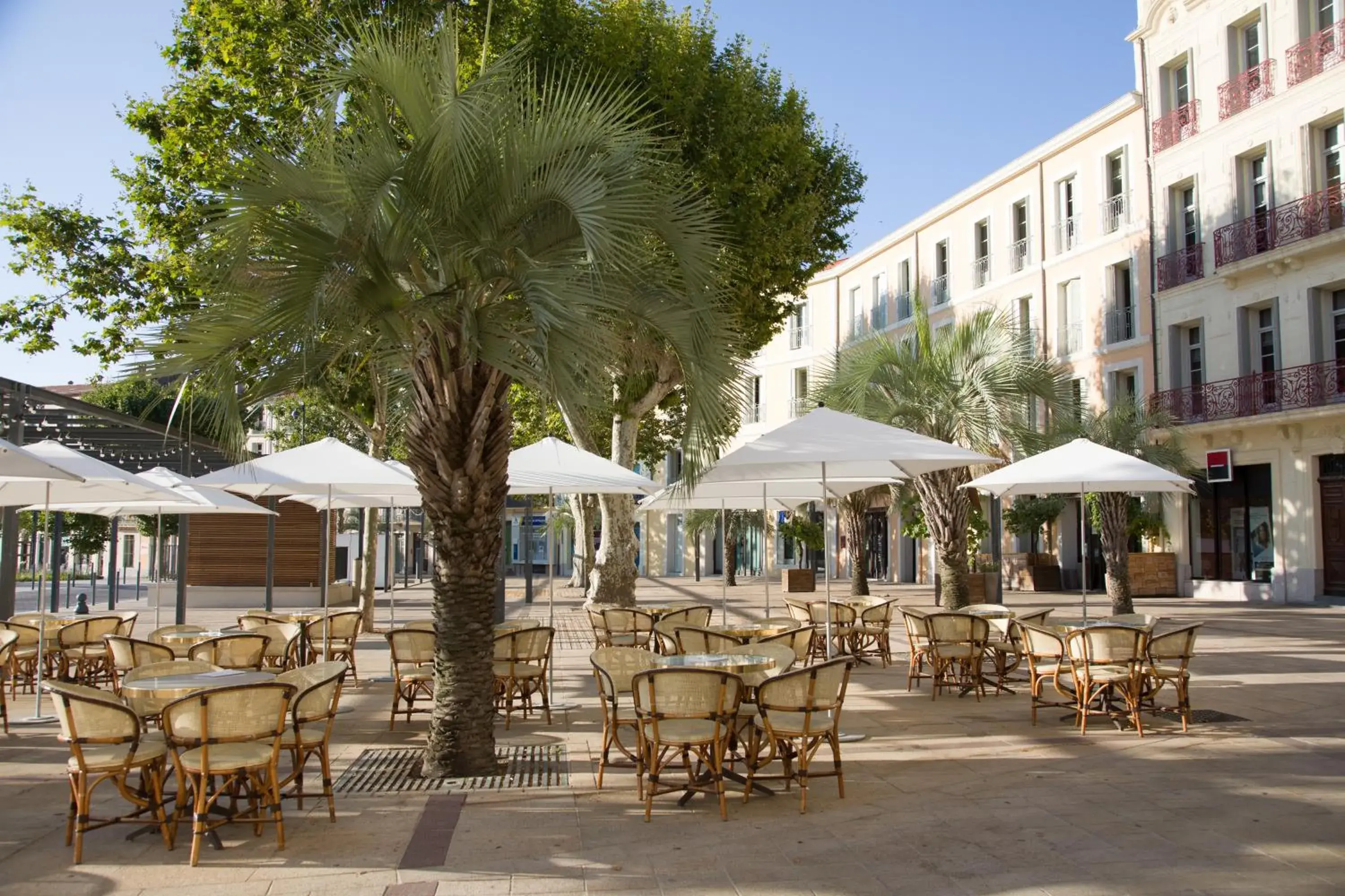 Patio, Restaurant/Places to Eat in Hôtel le XIX