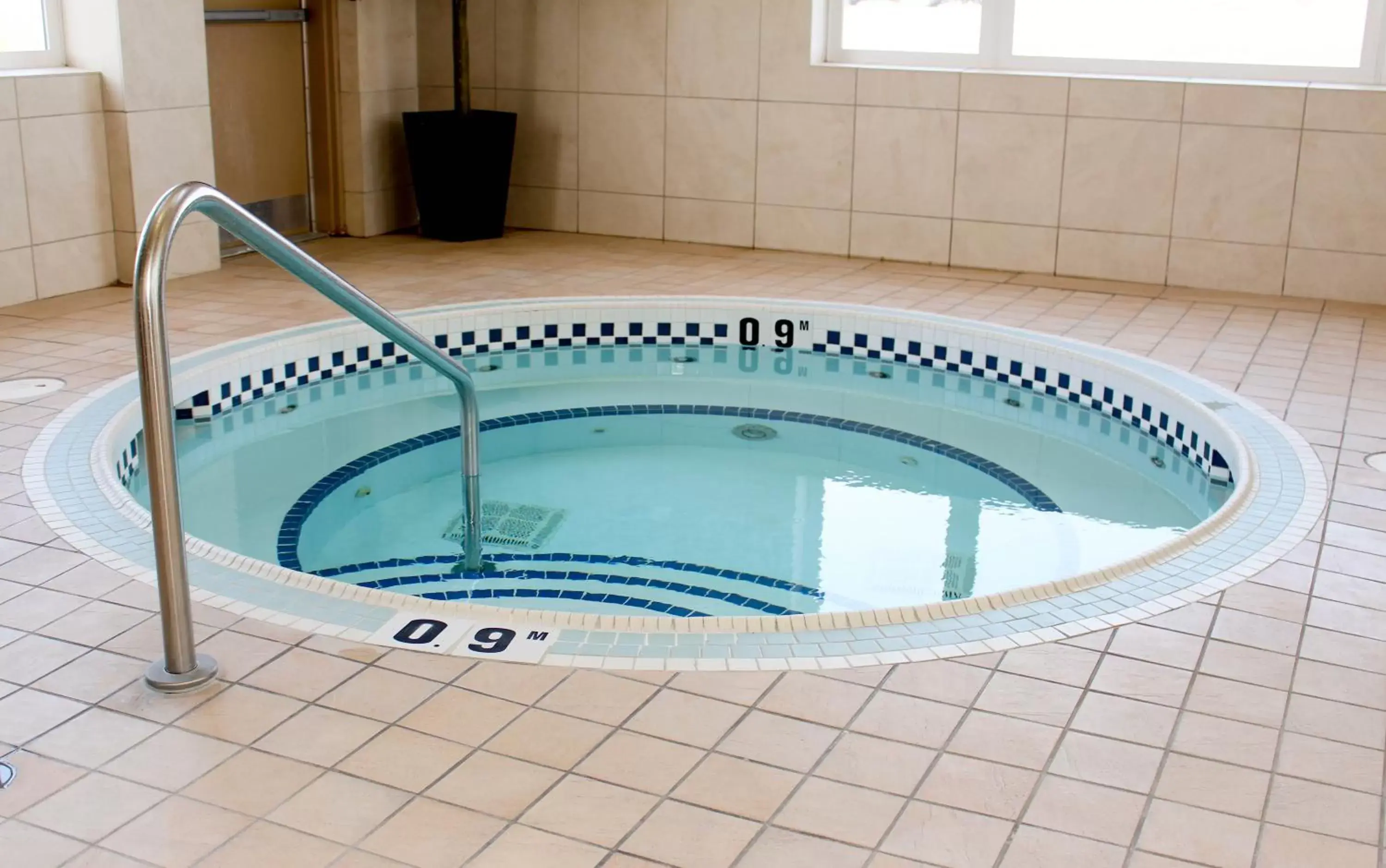 Hot Tub, Swimming Pool in Best Western Sunrise Inn & Suites