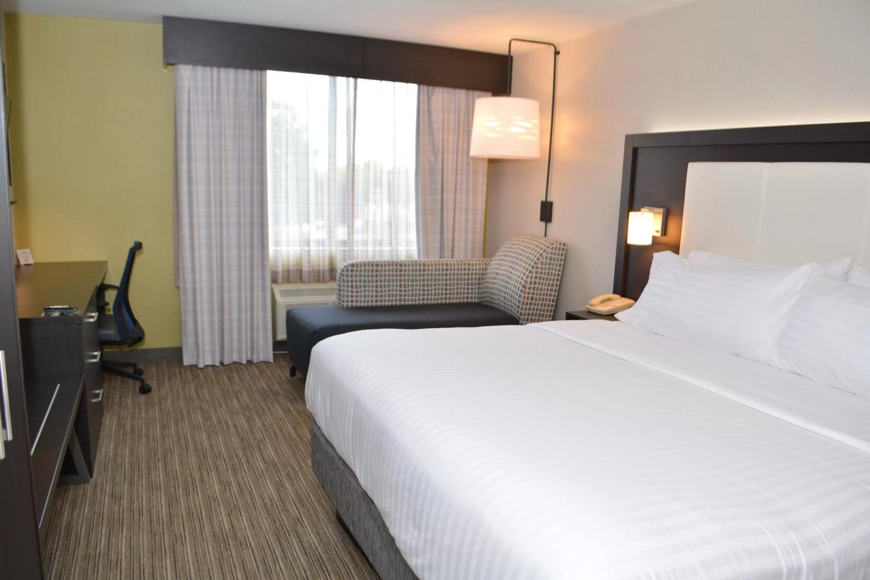 Photo of the whole room, Bed in Holiday Inn Express & Suites Waterville - North by IHG