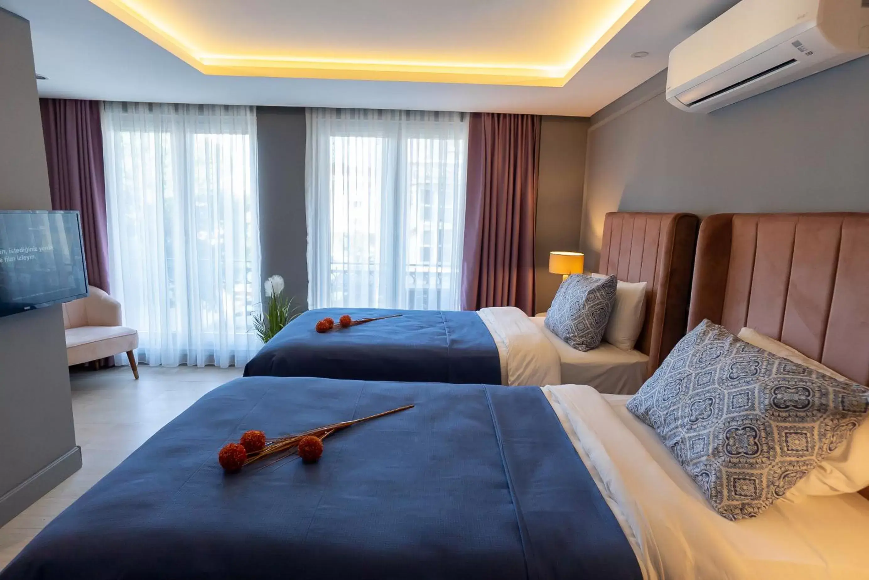 Shower, Bed in Malta Bosphorus Hotel