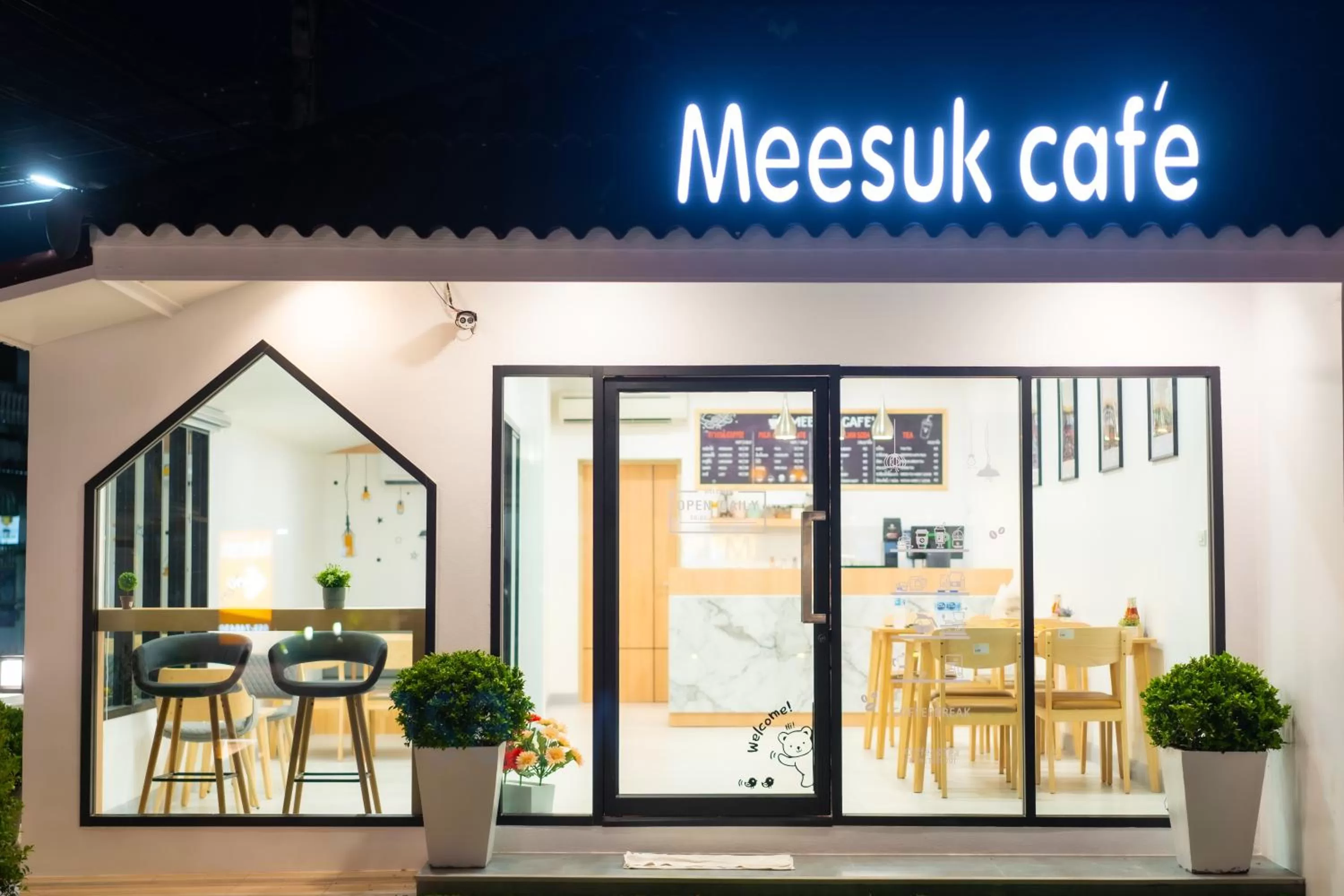 Dining area in Meesuk ChiangRai Hotel, SHA Certified