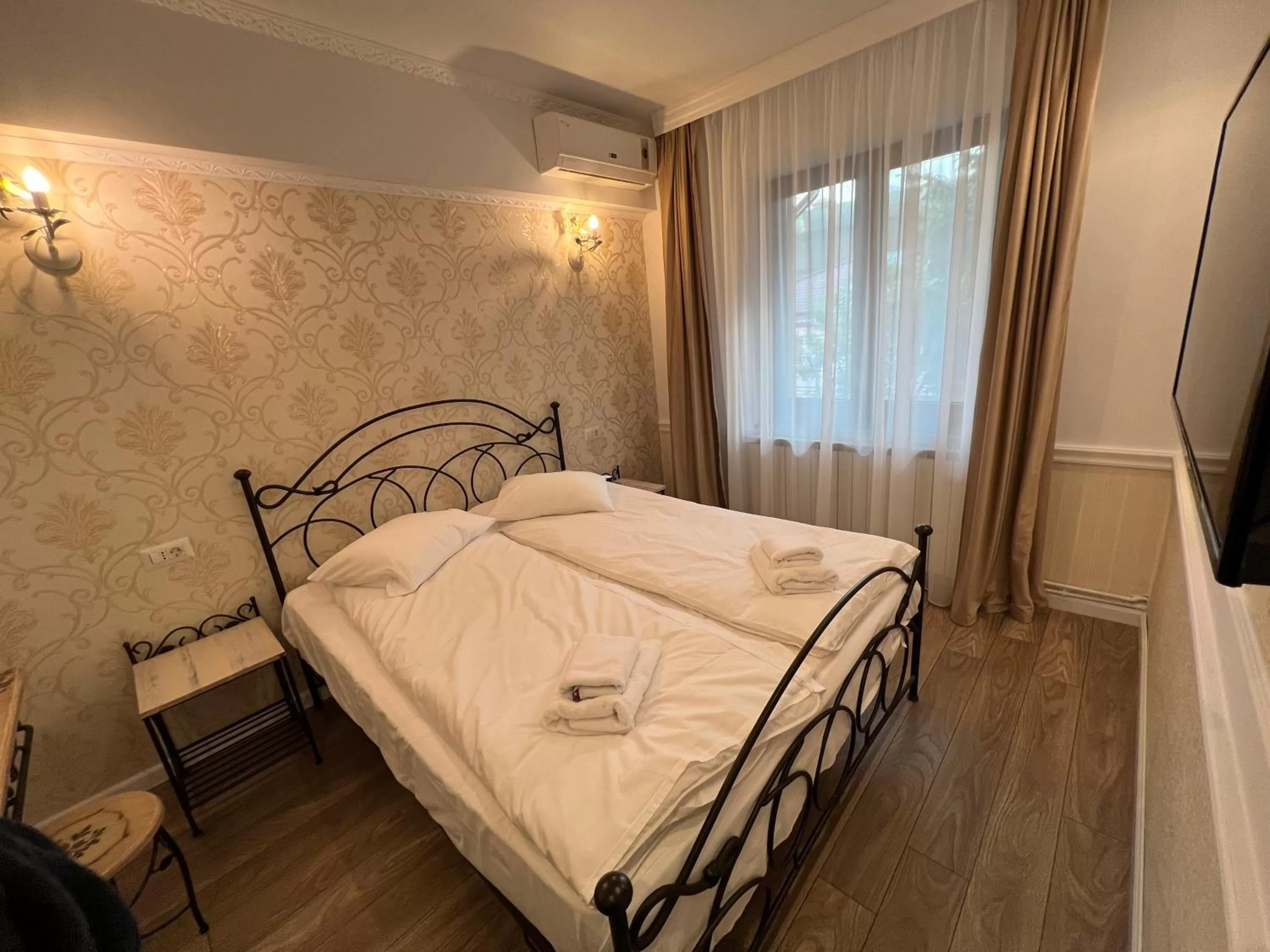 Bed in Hotel Boutique Cathedral Plaza Residences room for rent downtown