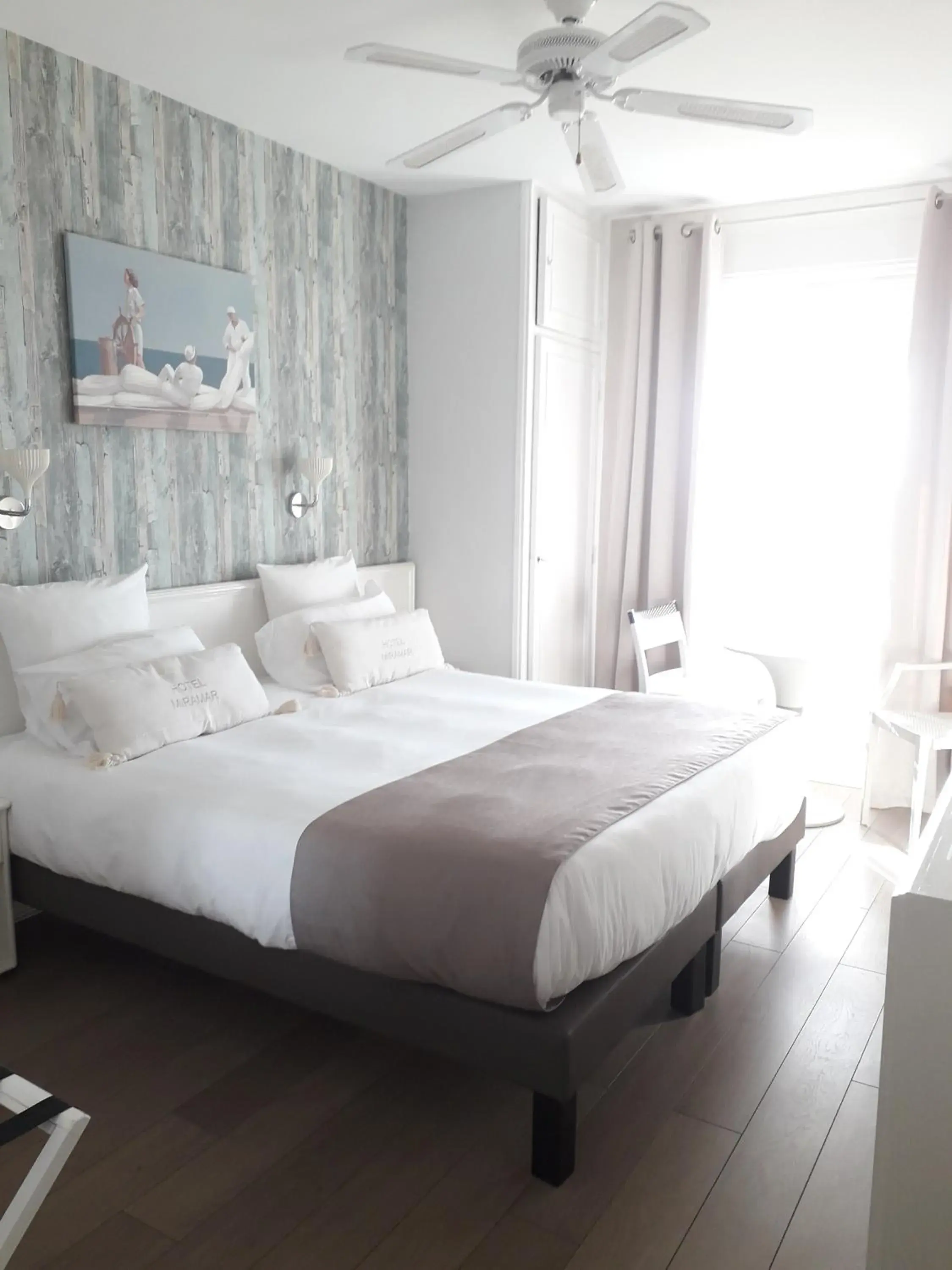 Photo of the whole room, Bed in The Originals Boutique, Hotel Miramar, Royan (Inter-Hotel)