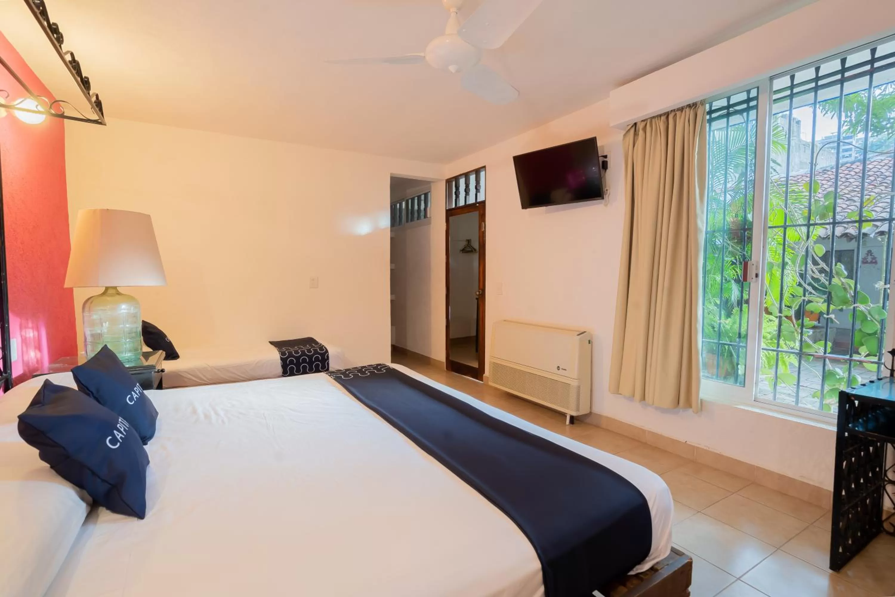 TV and multimedia, Bed in Hotel Mision, Acapulco centro