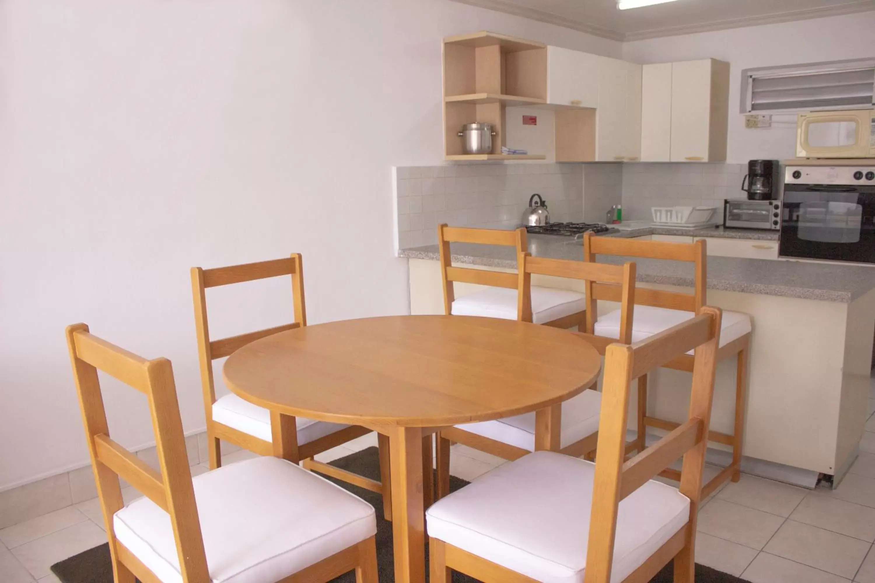 Kitchen or kitchenette, Dining Area in Pirate's Inn