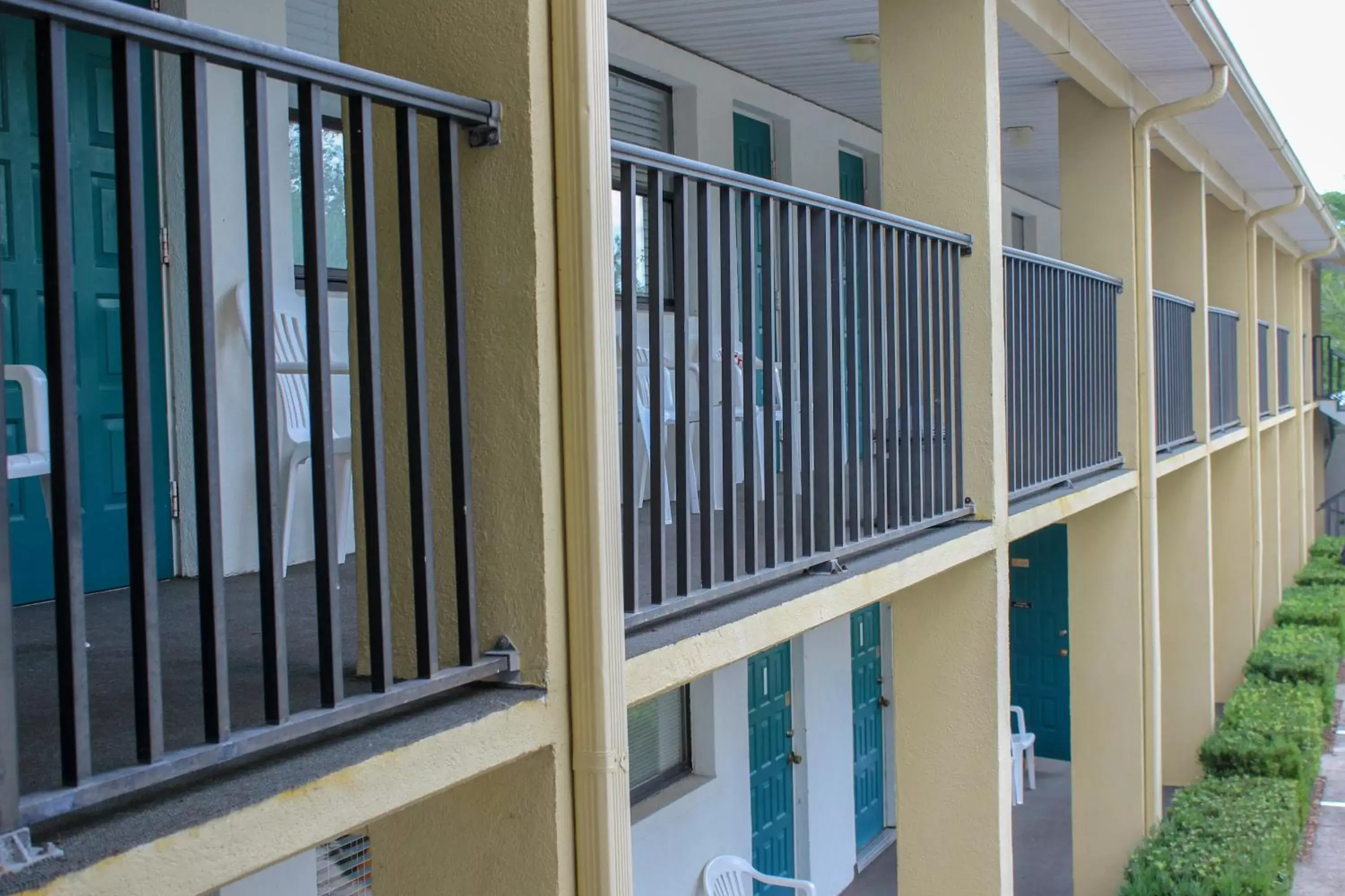 Balcony/Terrace, Pool View in Steinhatchee River Inn and Marina