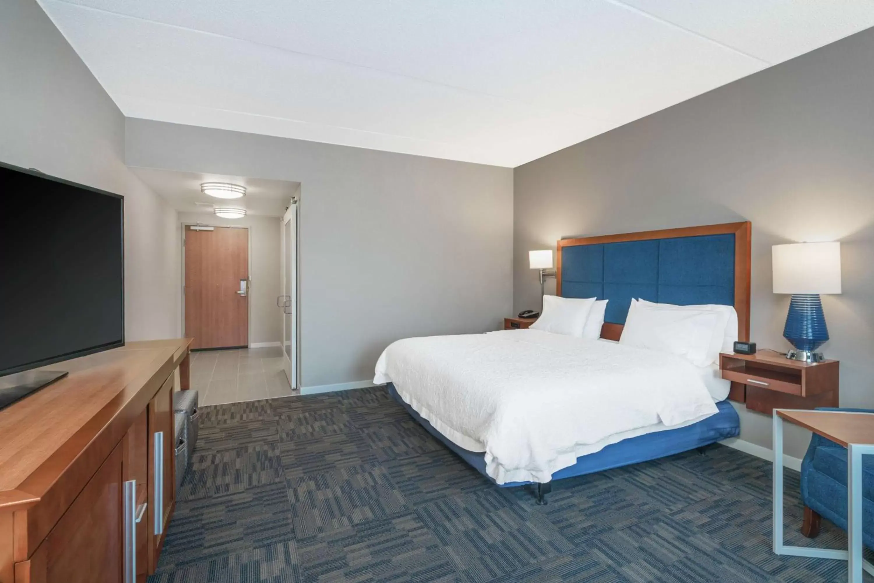 Bedroom, Bed in Hampton Inn & Suites Newburgh Stewart Airport, NY