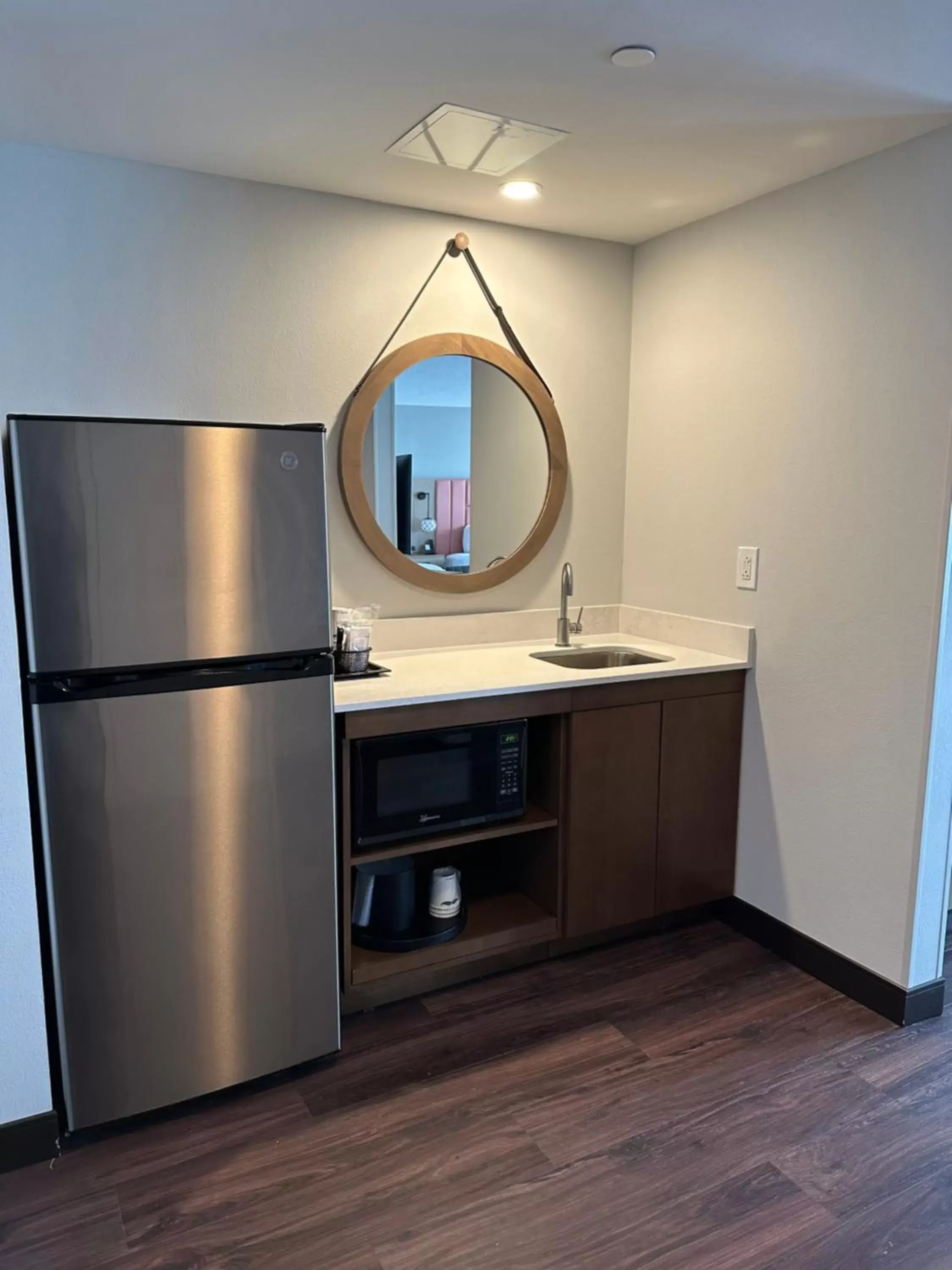 minibar, Kitchen/Kitchenette in Hampton Inn Virginia Beach-Oceanfront South