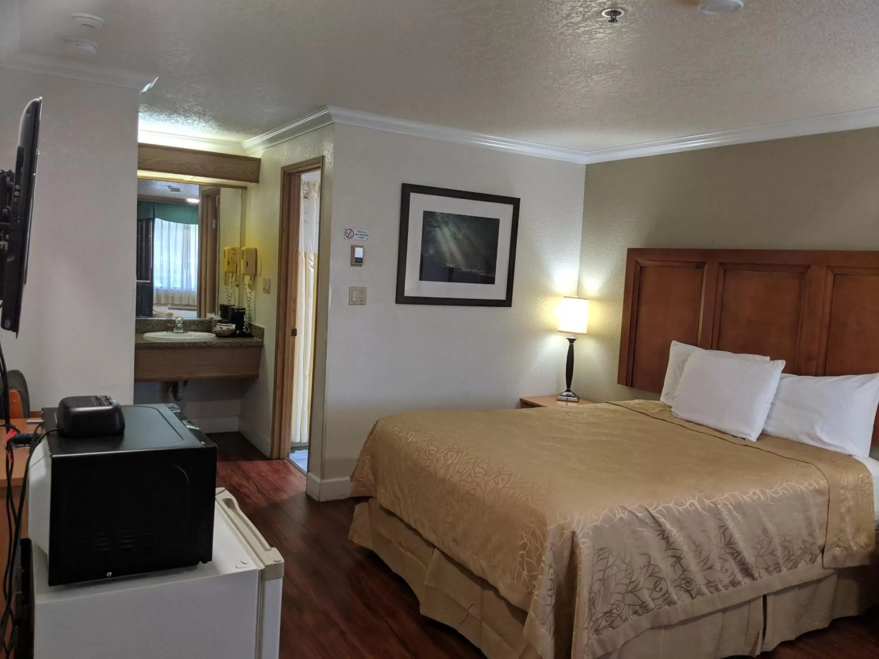 Photo of the whole room, Bed in Budget Inn