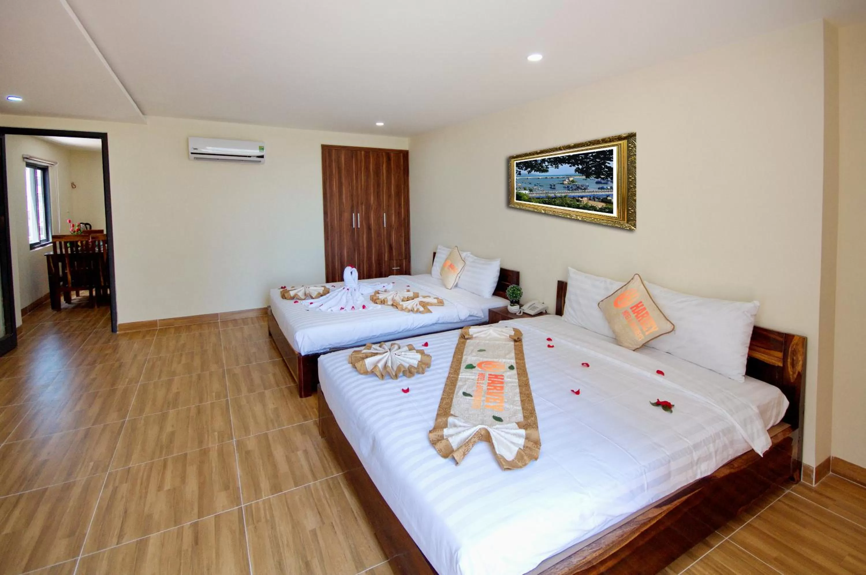 Property building, Bed in Harvey Hotel & Apartments