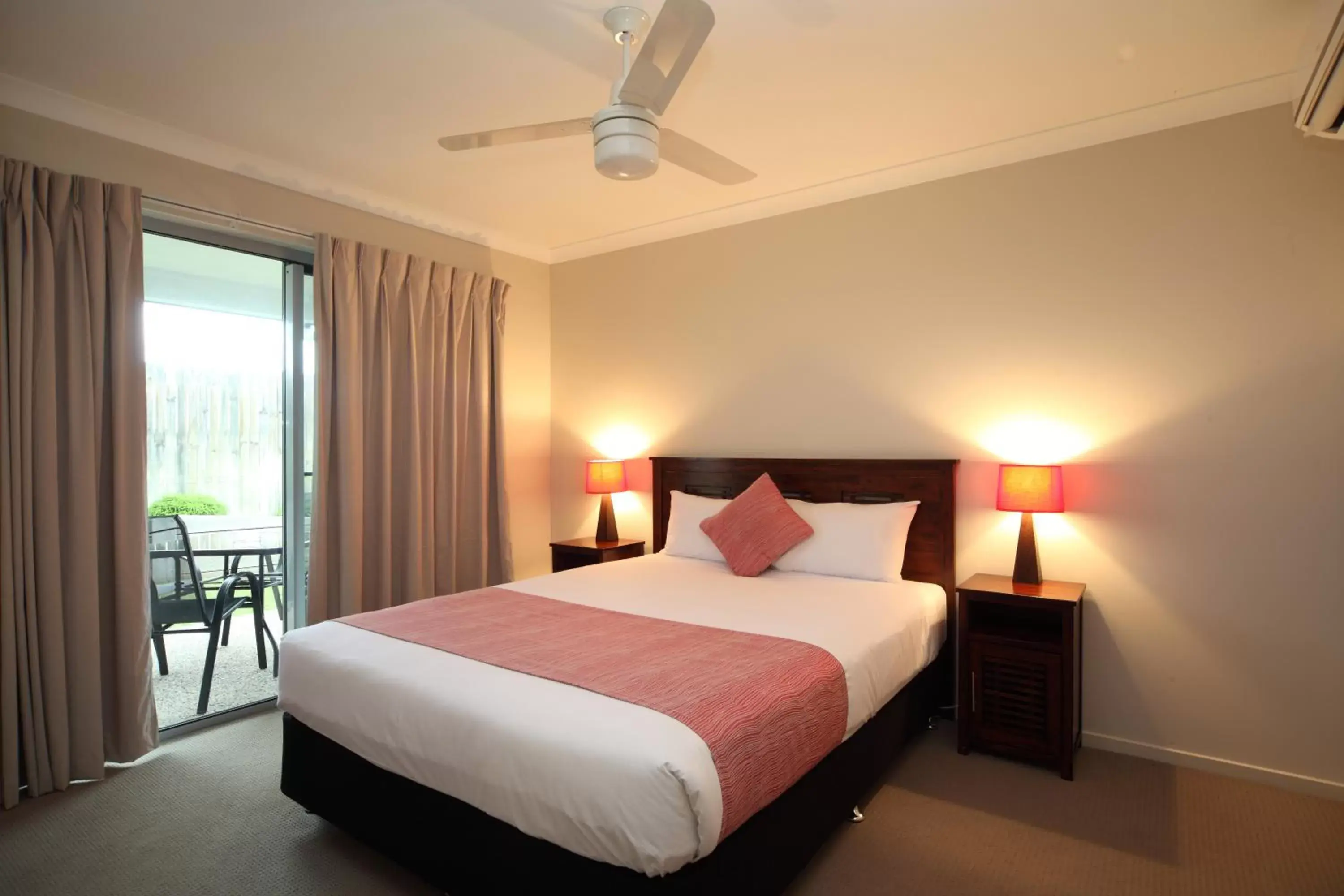 Bedroom, Bed in Direct Hotels - Villas on Rivergum