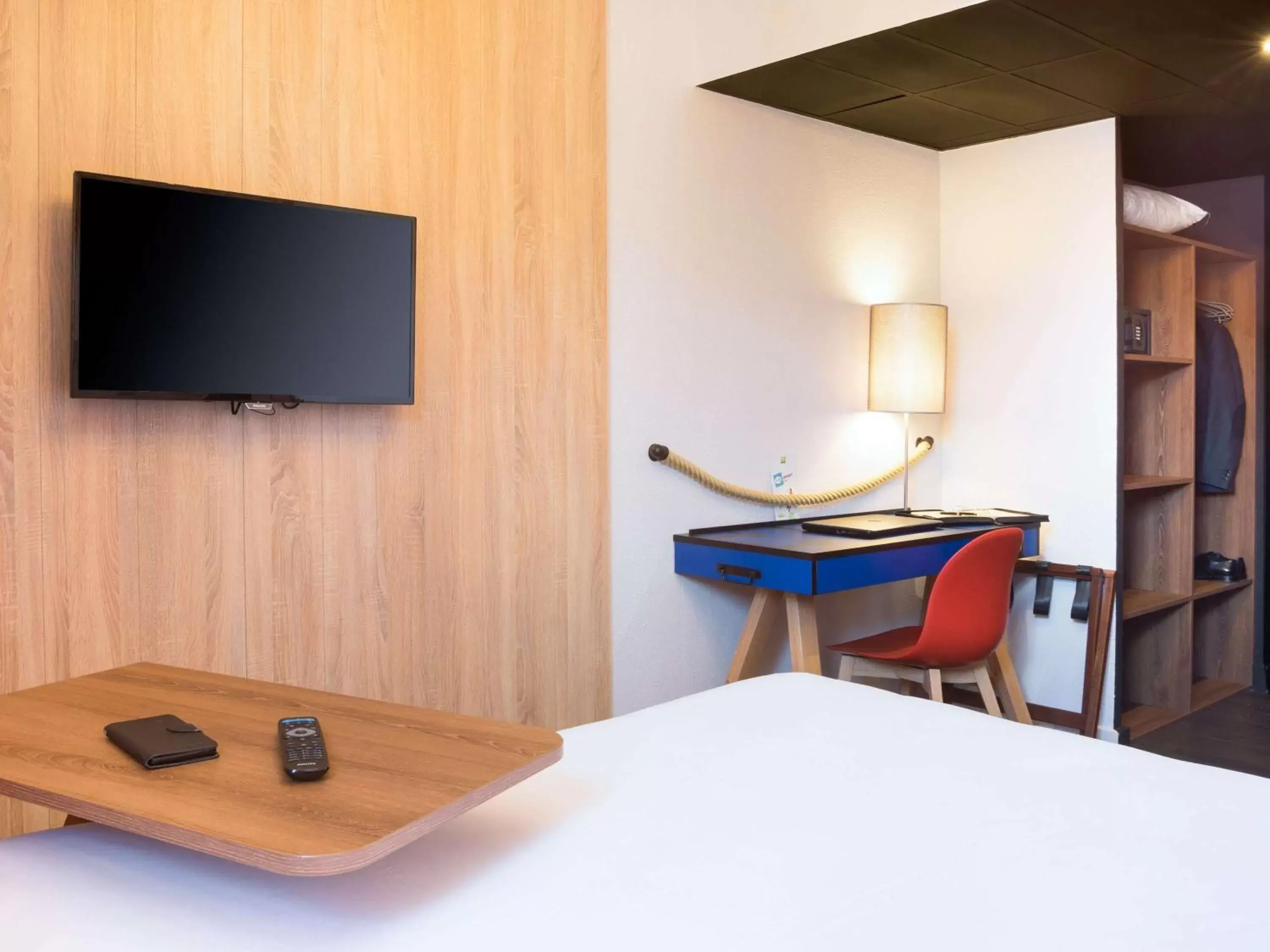 Bedroom, TV/Entertainment Center in ibis Styles Carcassonne La Cité