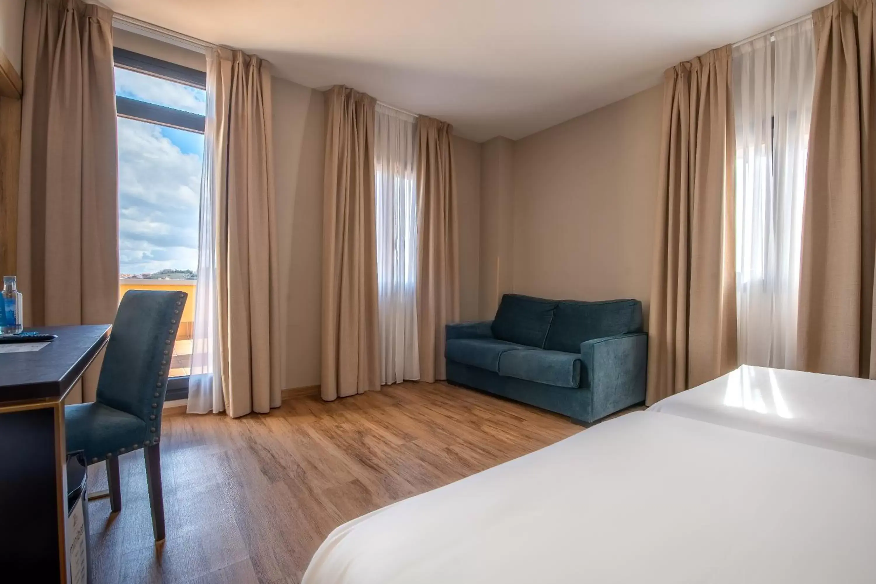 Bedroom, Seating Area in Hotel Zentral Mayoral