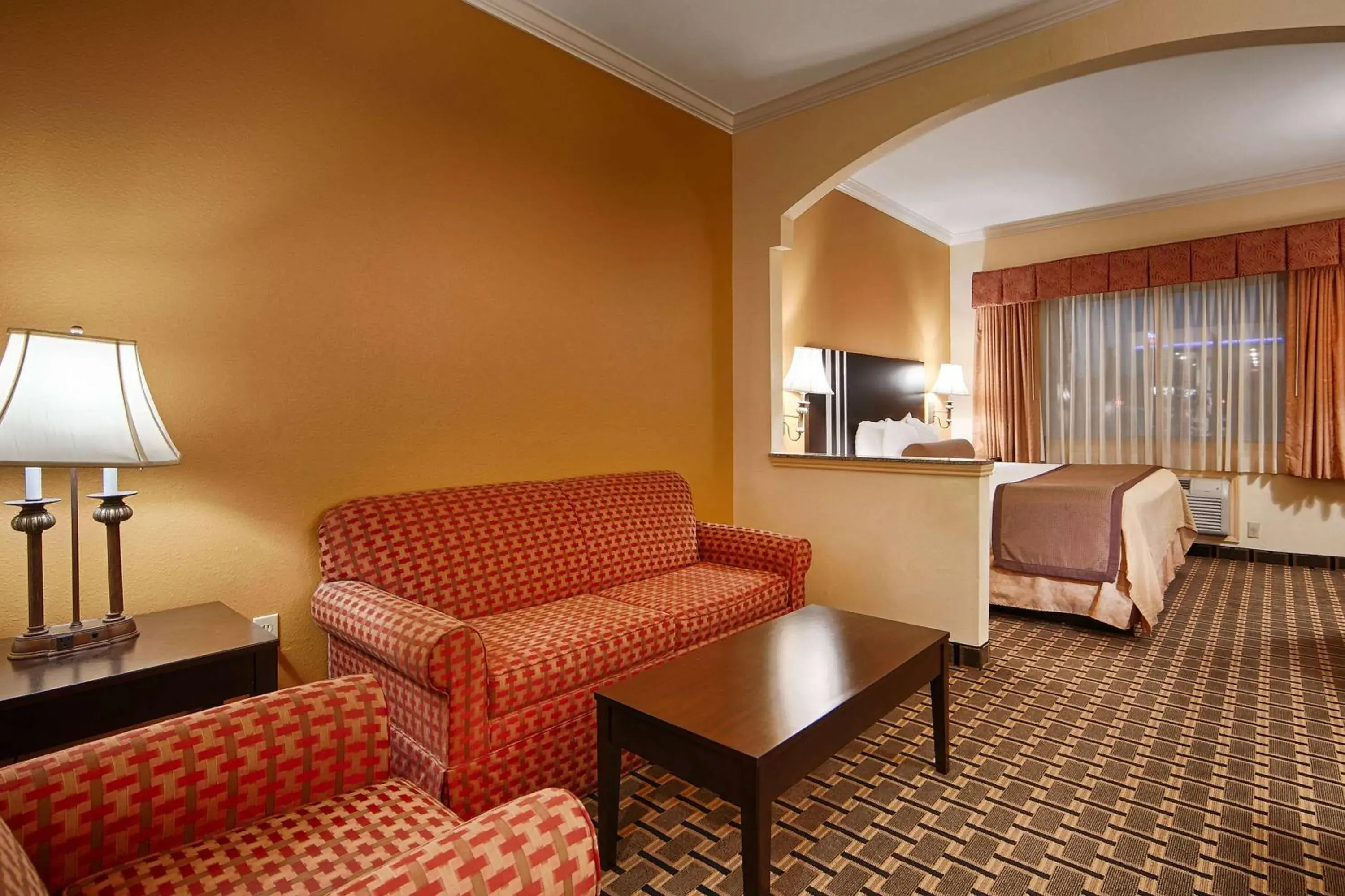 Photo of the whole room, Seating Area in Days Inn & Suites by Wyndham Sam Houston Tollway
