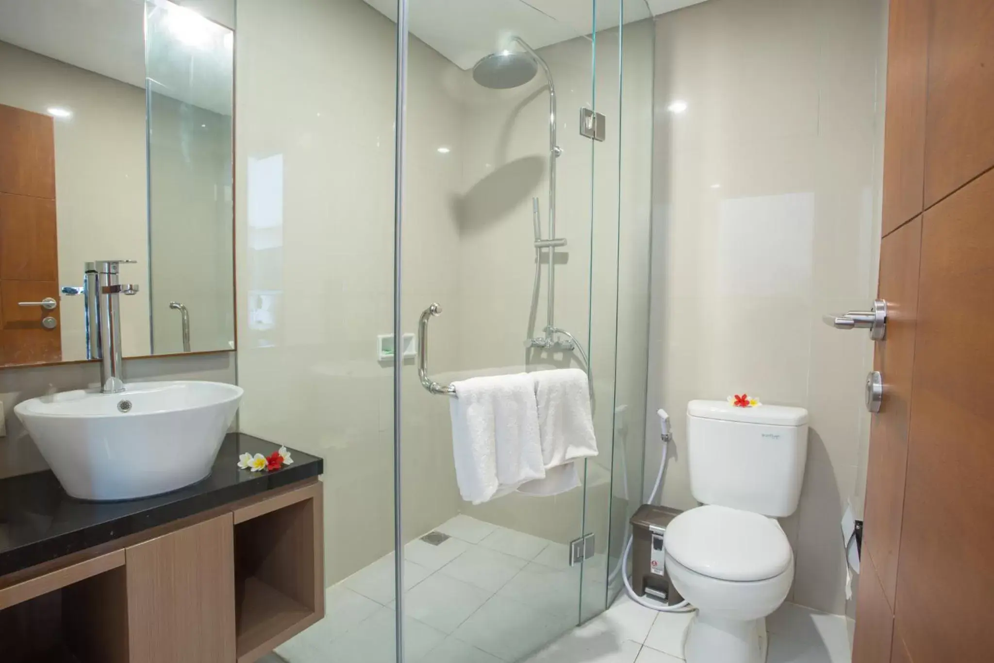 Shower, Bathroom in Sinar Bali Hotel