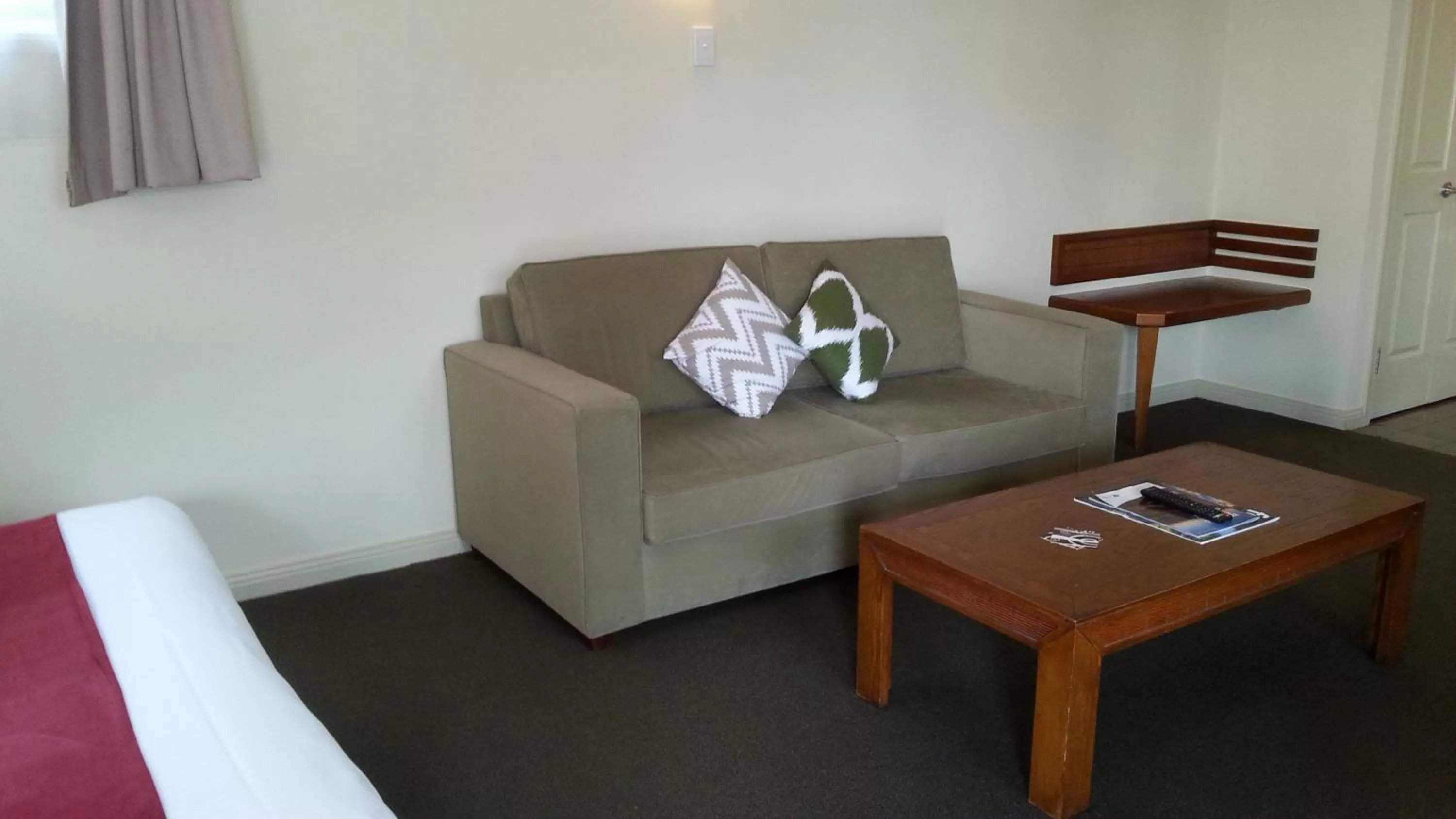 Seating area in Armidale Pines Motel