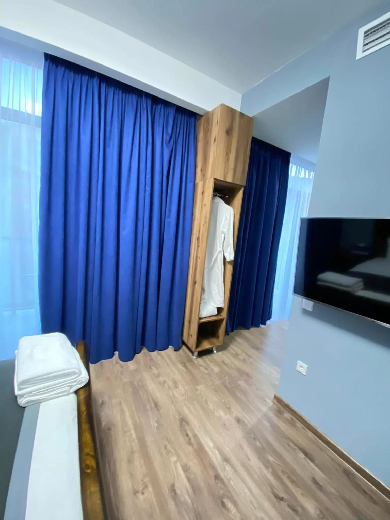 TV and multimedia, TV/Entertainment Center in Hotel Linge