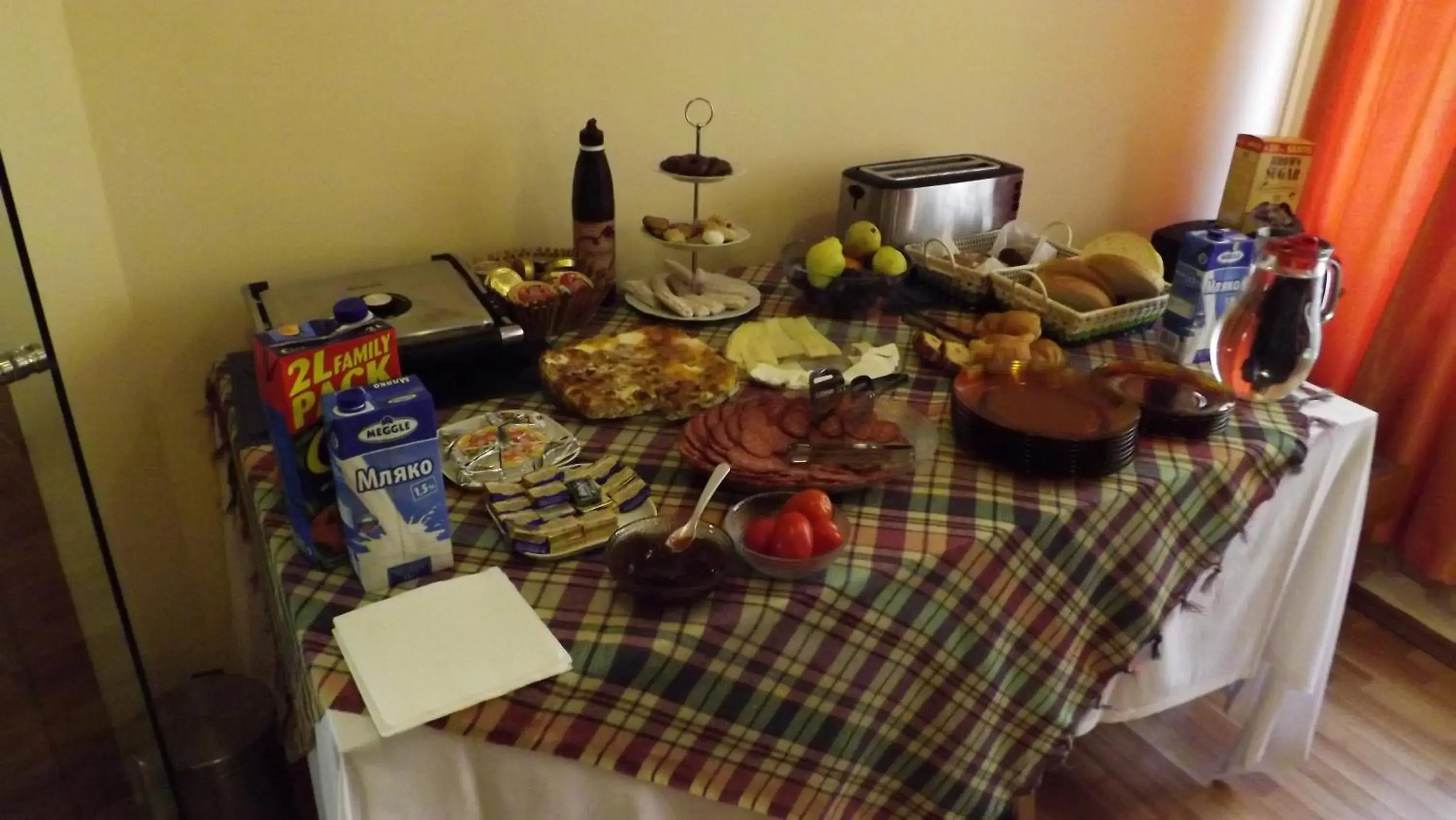 Continental breakfast in Hotel Palitra