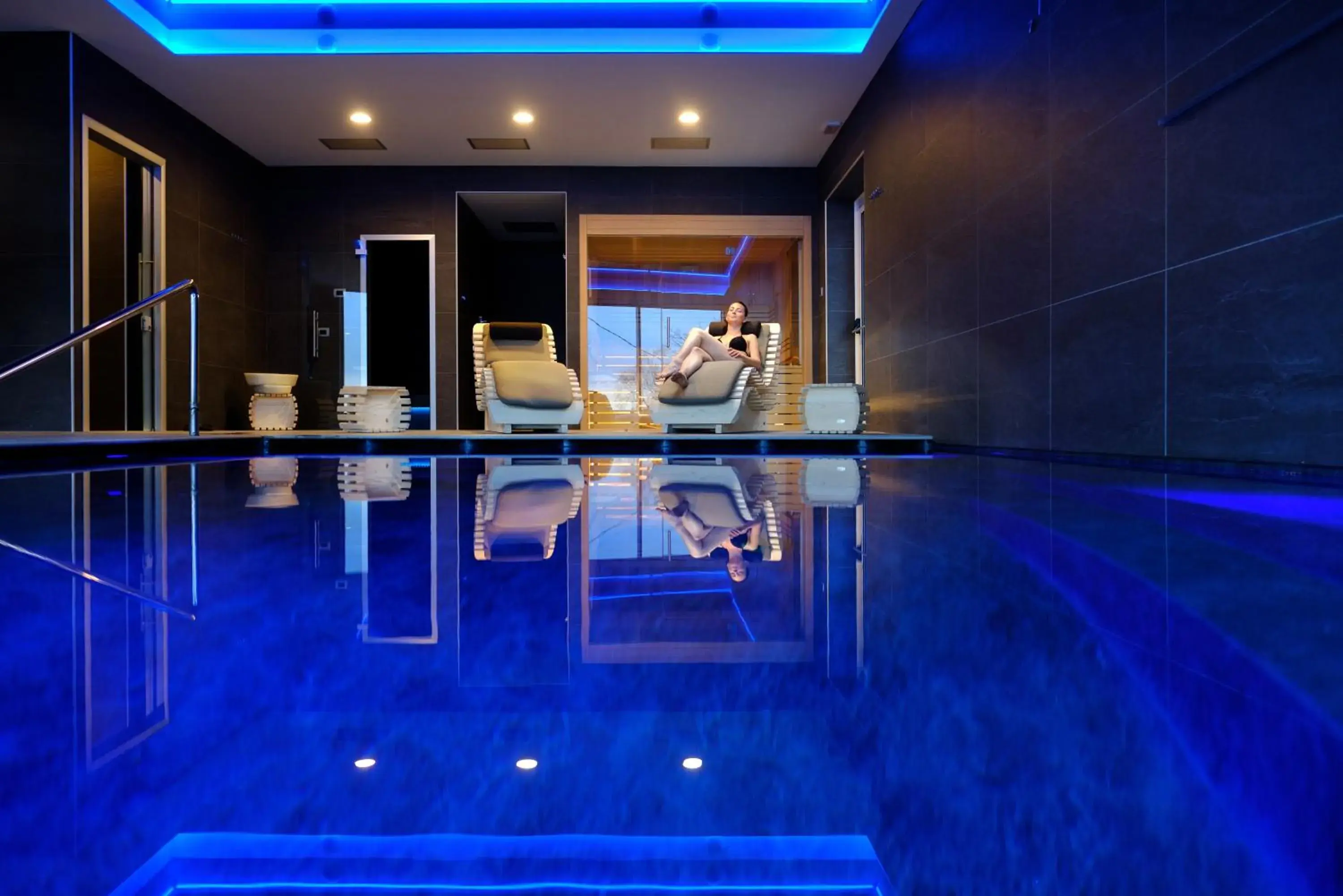 Hot Tub, Swimming Pool in Albergo Moderno & Spa