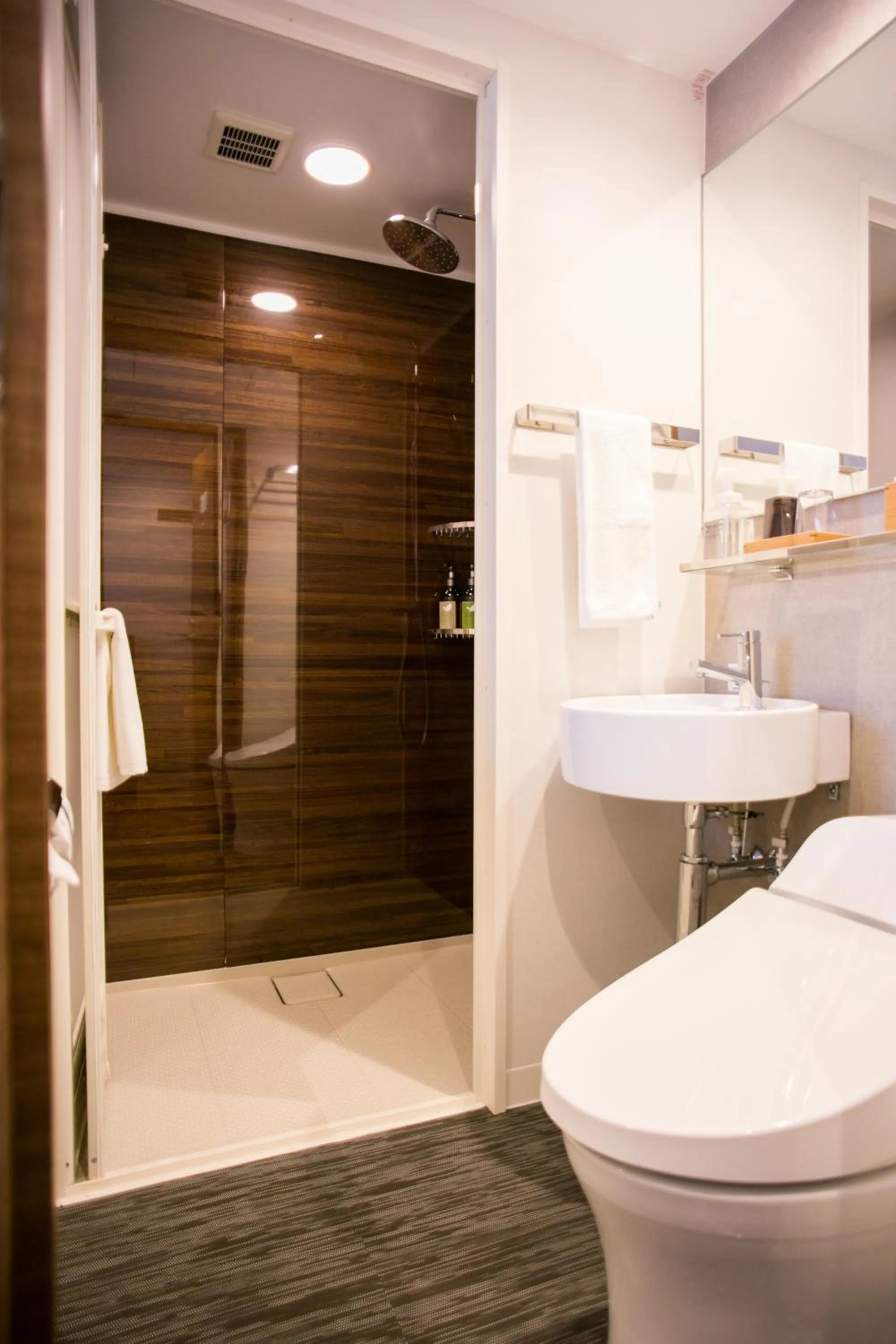 Shower in Nishitetsu Hotel Croom Hakata