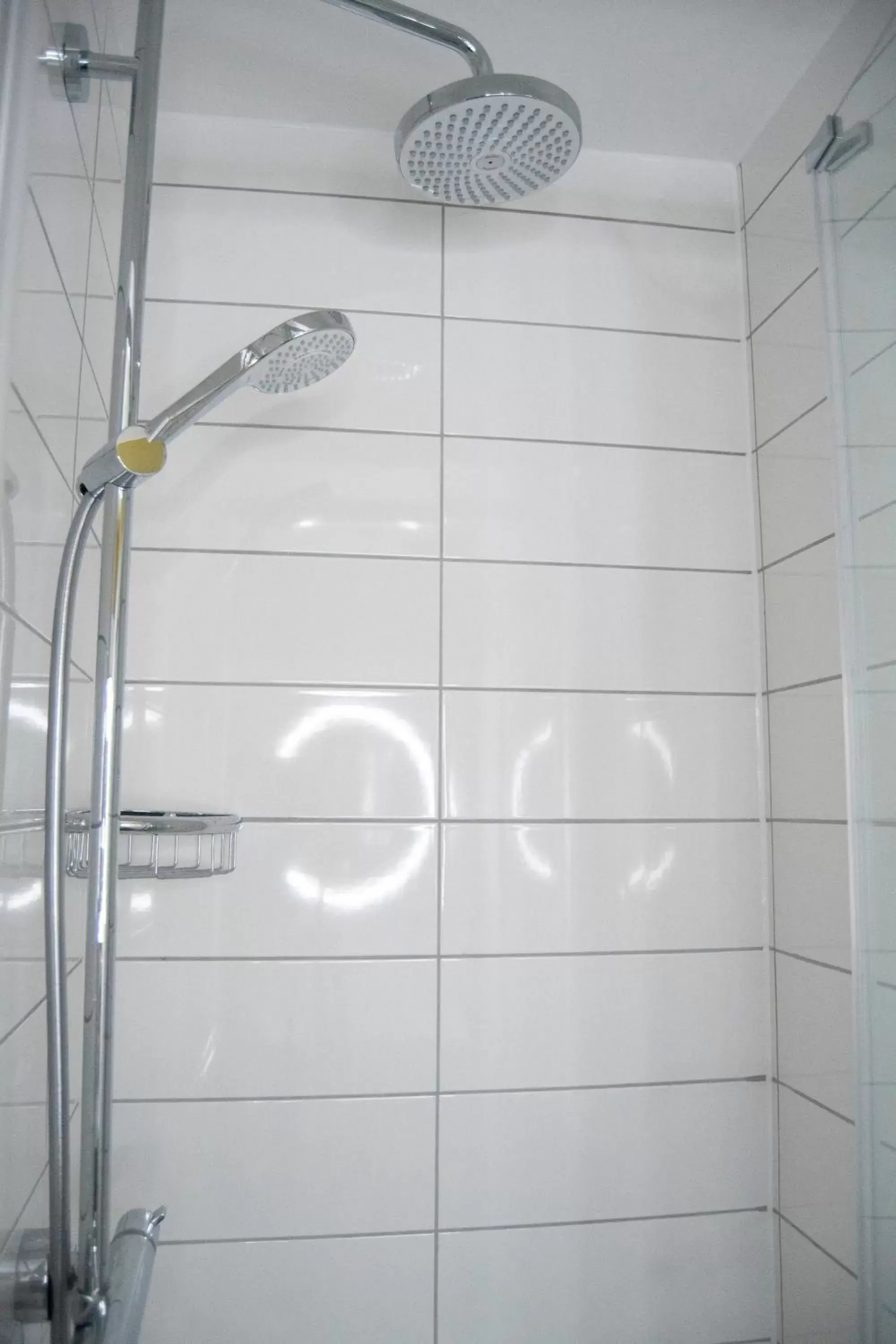 Shower, Bathroom in Byron Hotel