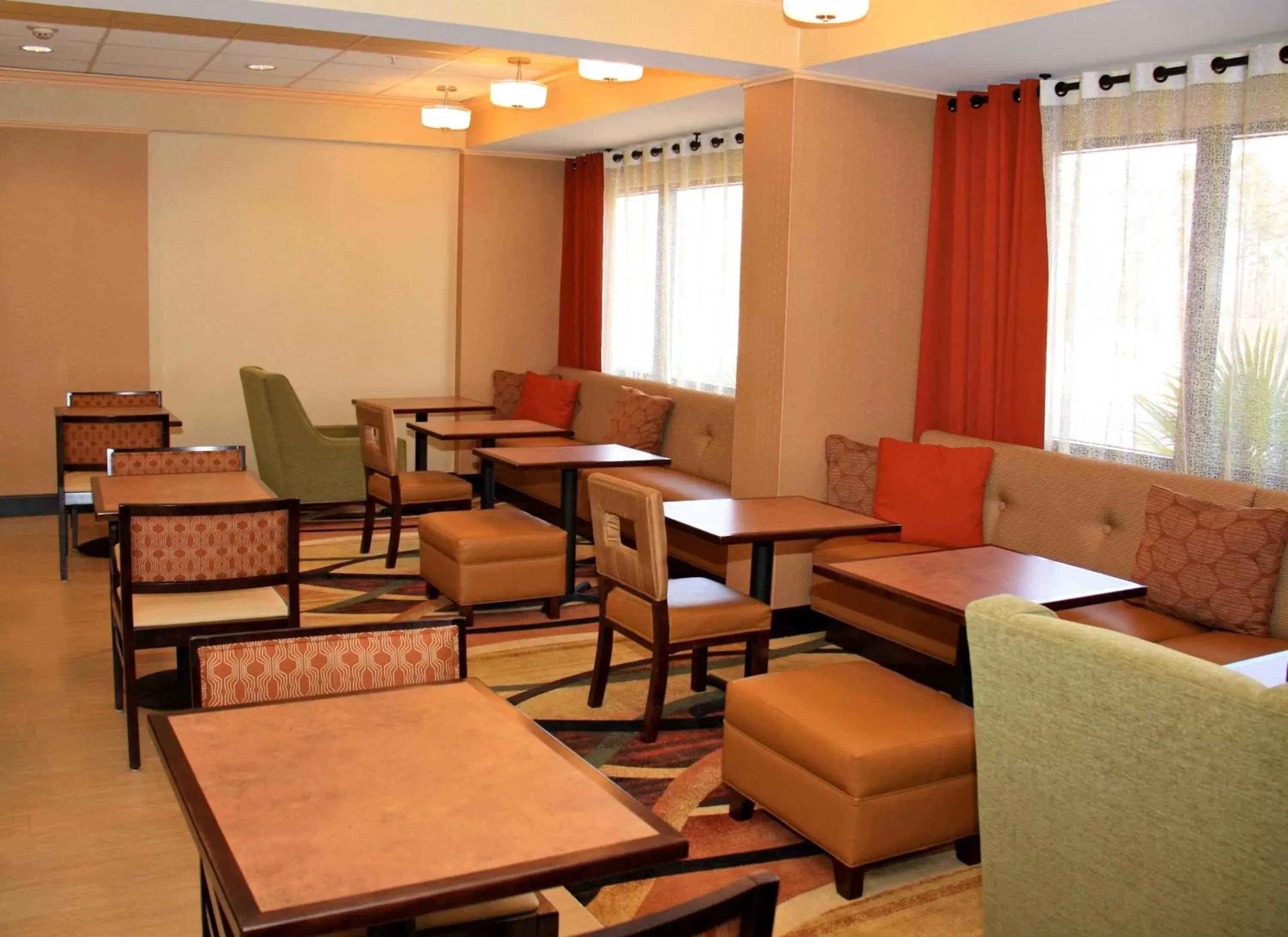 Dining area in Hampton Inn - Greenville