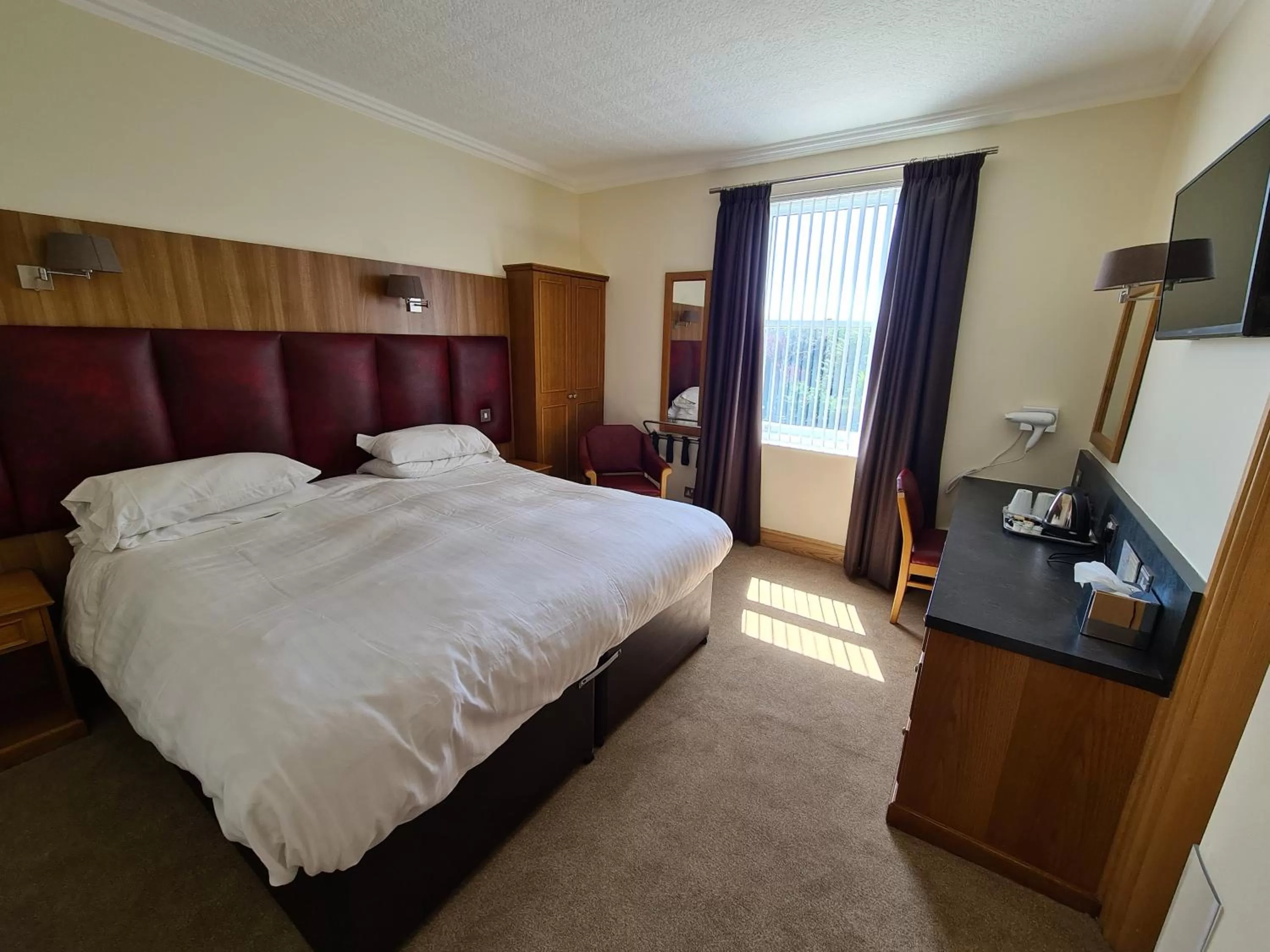 Bedroom, Bed in The Royal Hotel