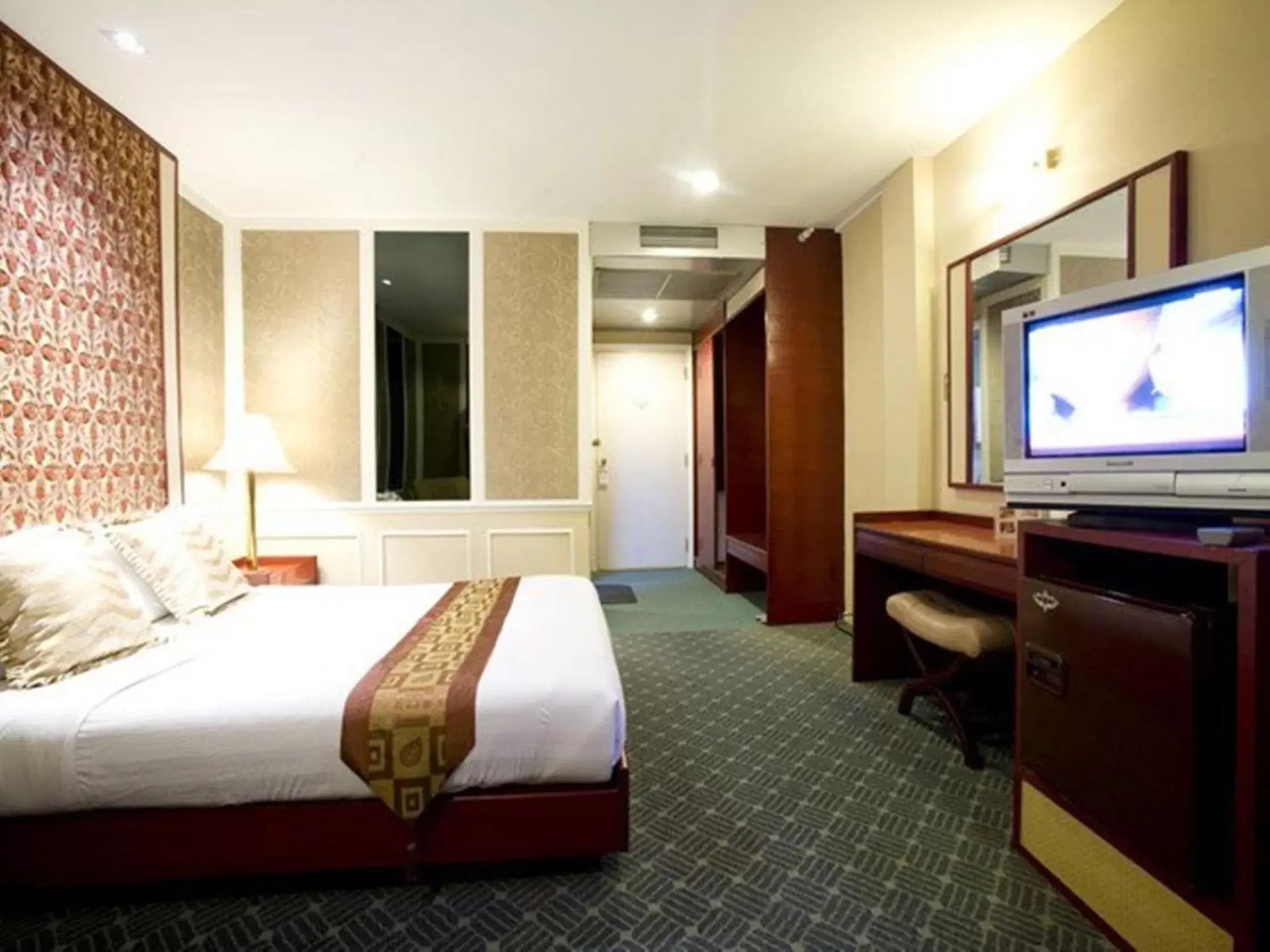 Photo of the whole room, TV/Entertainment Center in Fortuna Hotel