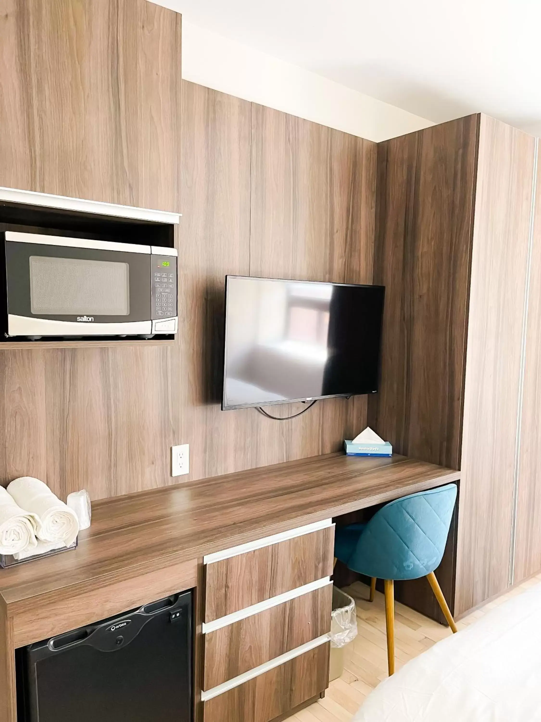 TV and multimedia, TV/Entertainment Center in Hotel Saint-Andre