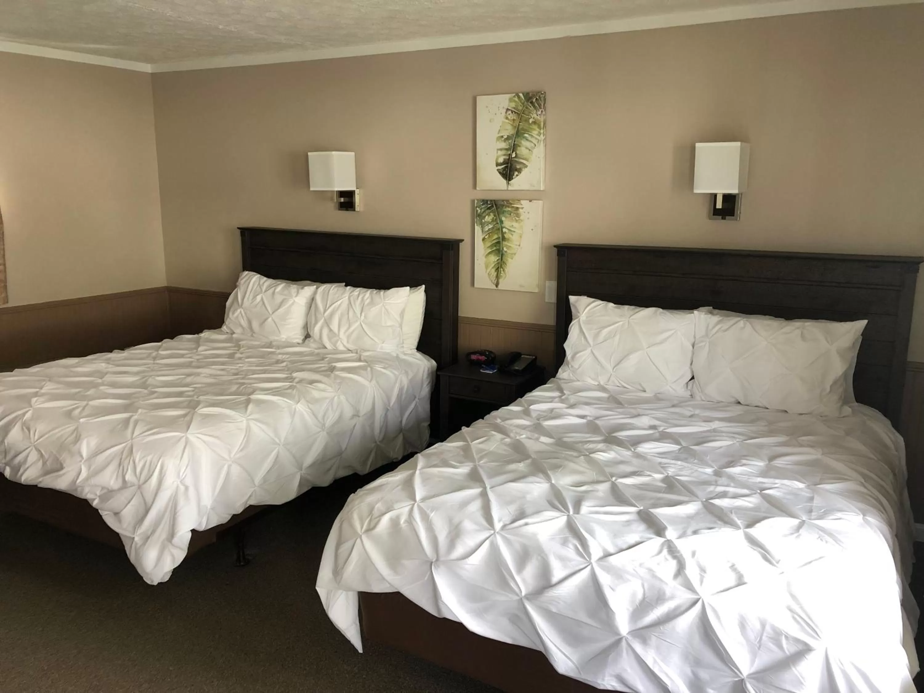 Bed in Boxwood Lodge Blowing Rock near Boone-University