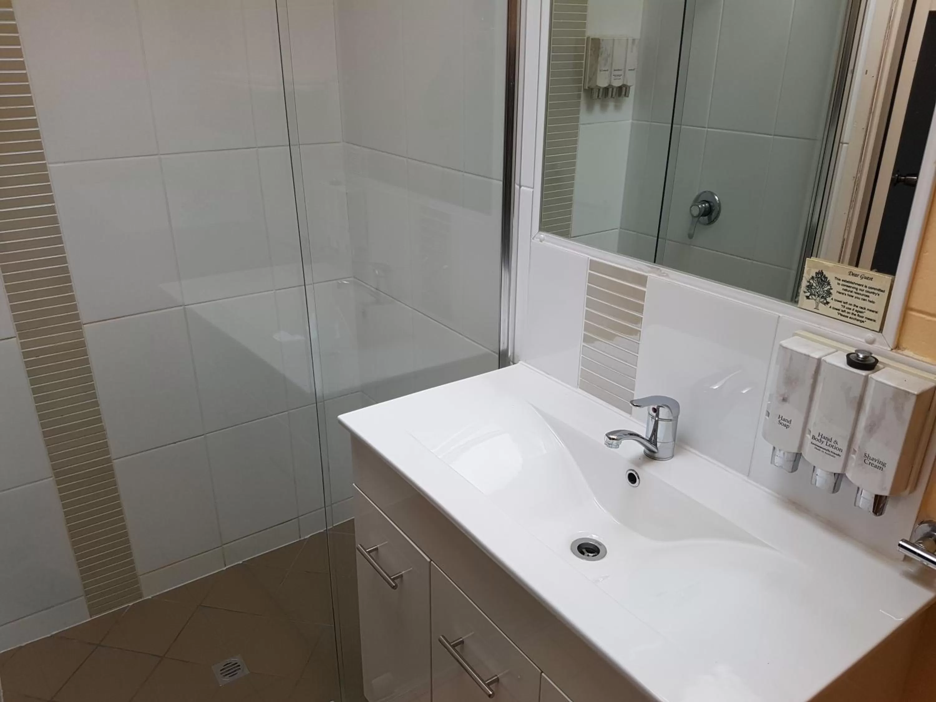 Bathroom in Y Motels Rockhampton