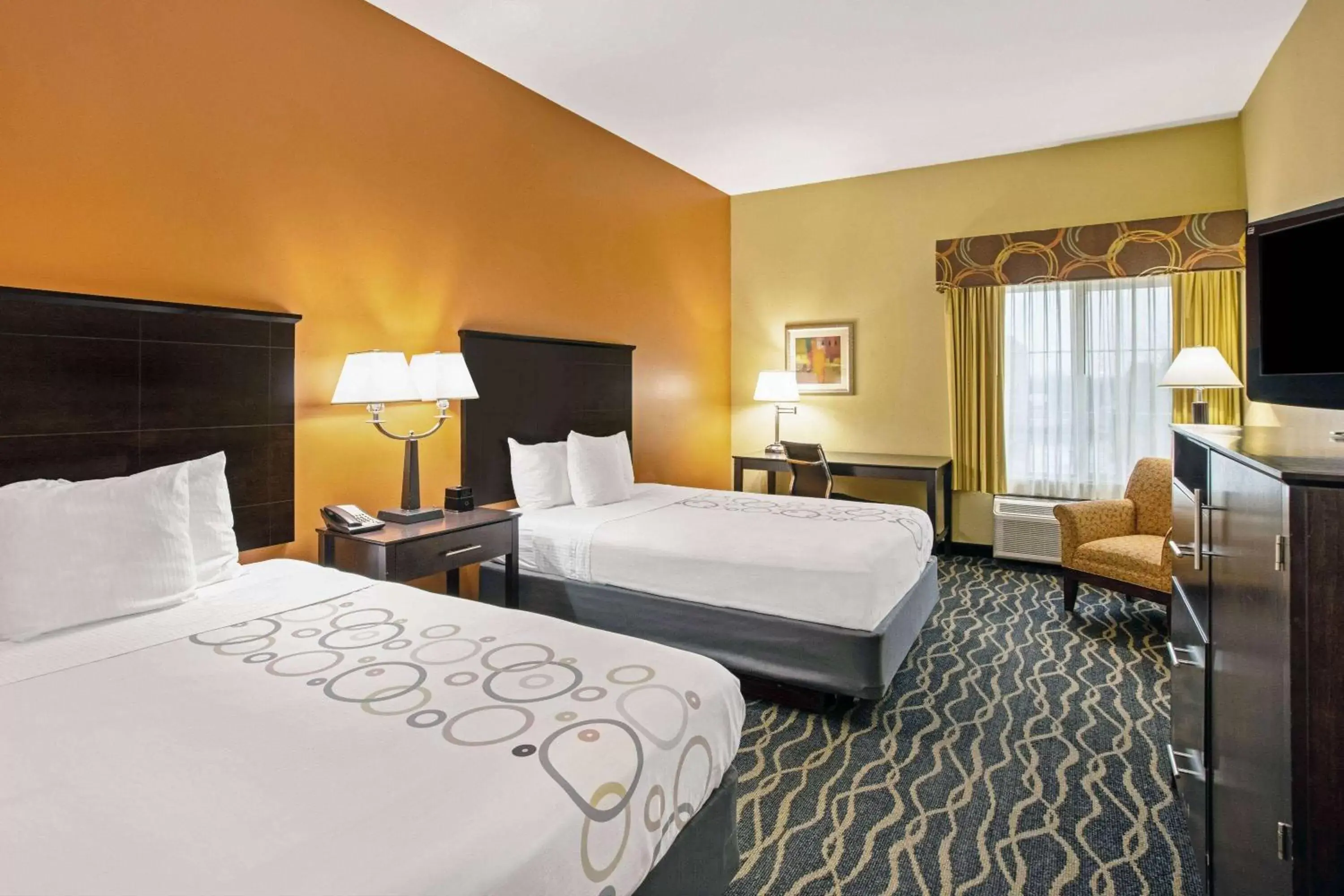 Photo of the whole room, Bed in La Quinta by Wyndham Tulsa Airport / Expo Square