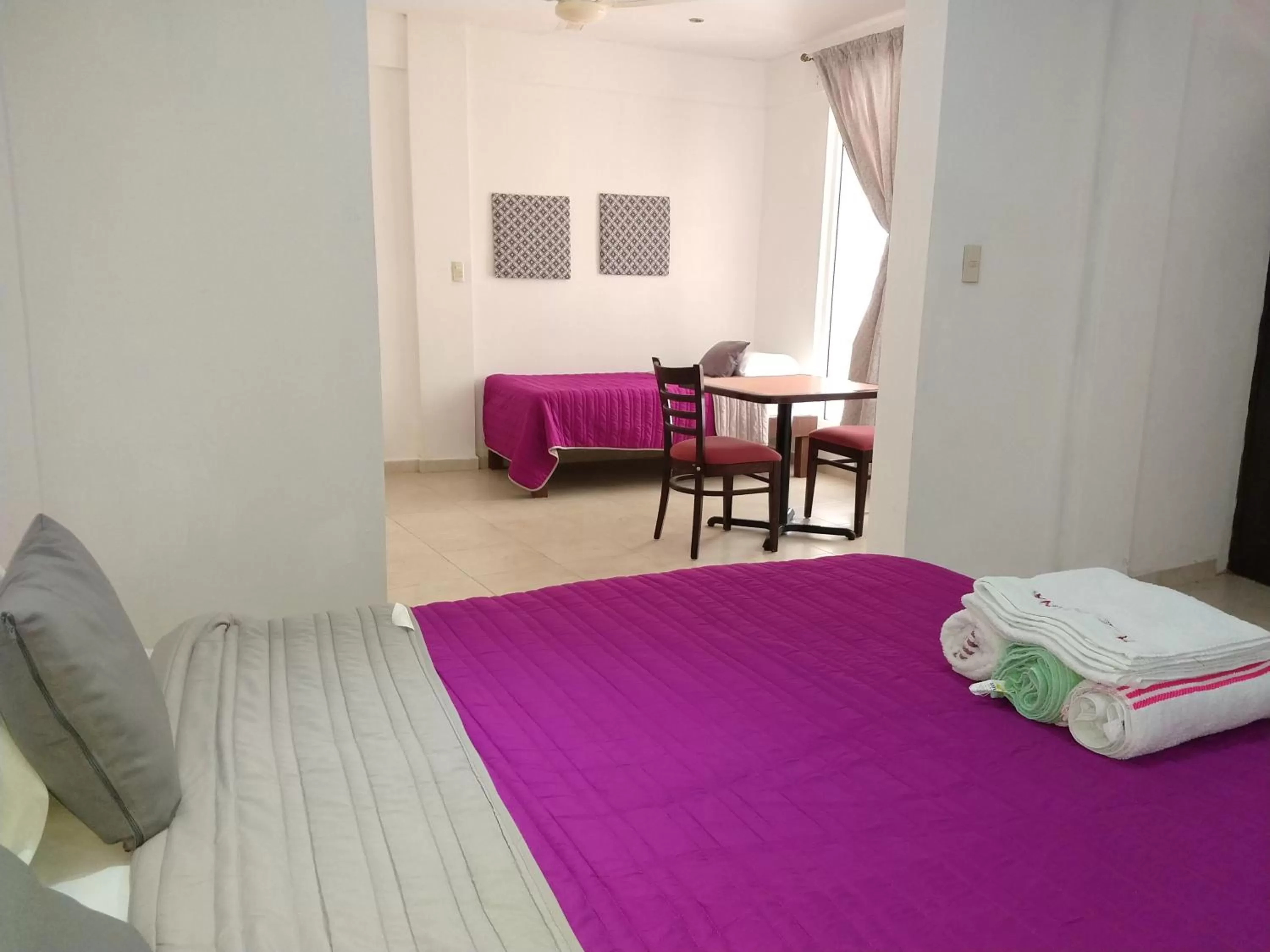 Photo of the whole room in Hotel España