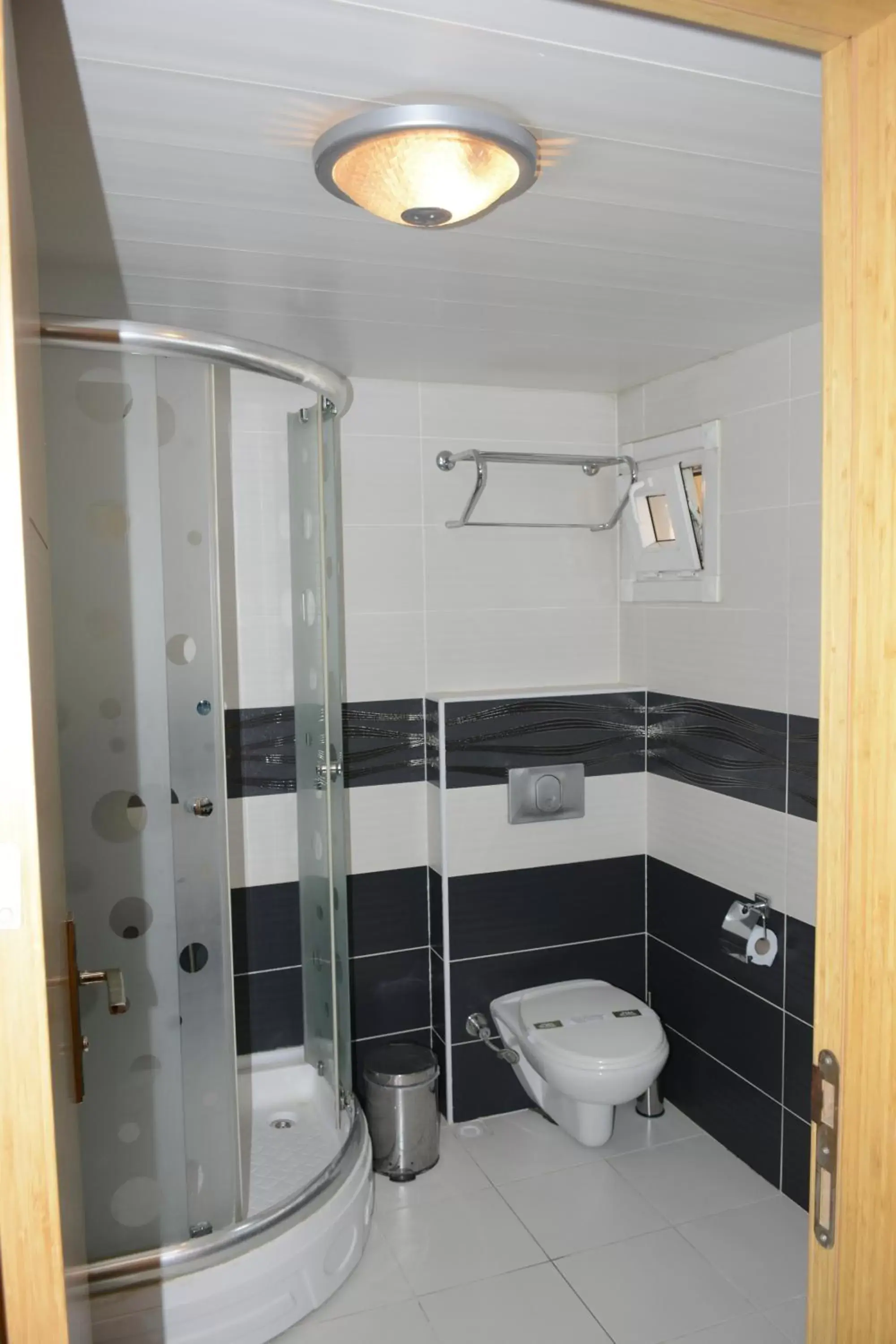 Shower, Bathroom in Hermanos Hotel