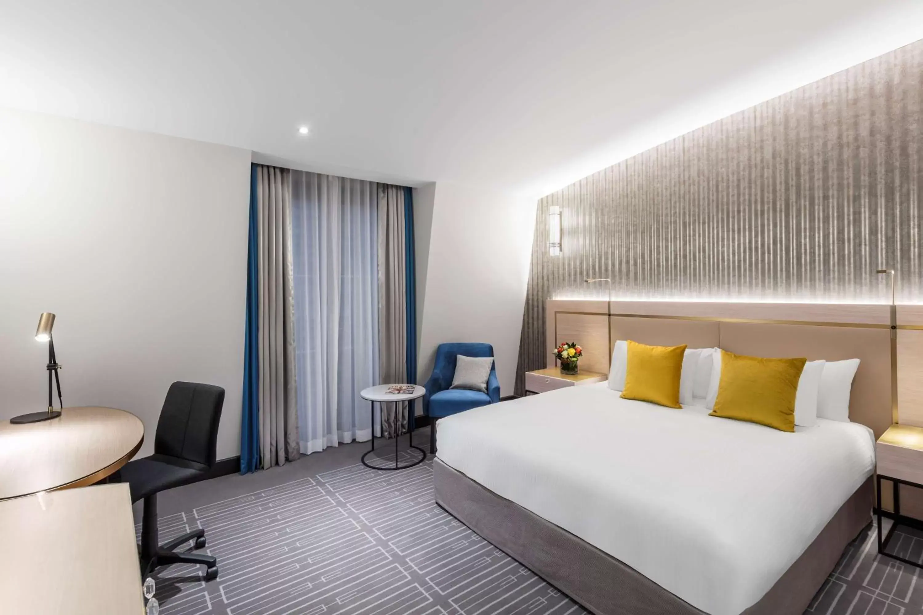 Photo of the whole room, Bed in Radisson Blu Plaza Hotel Sydney