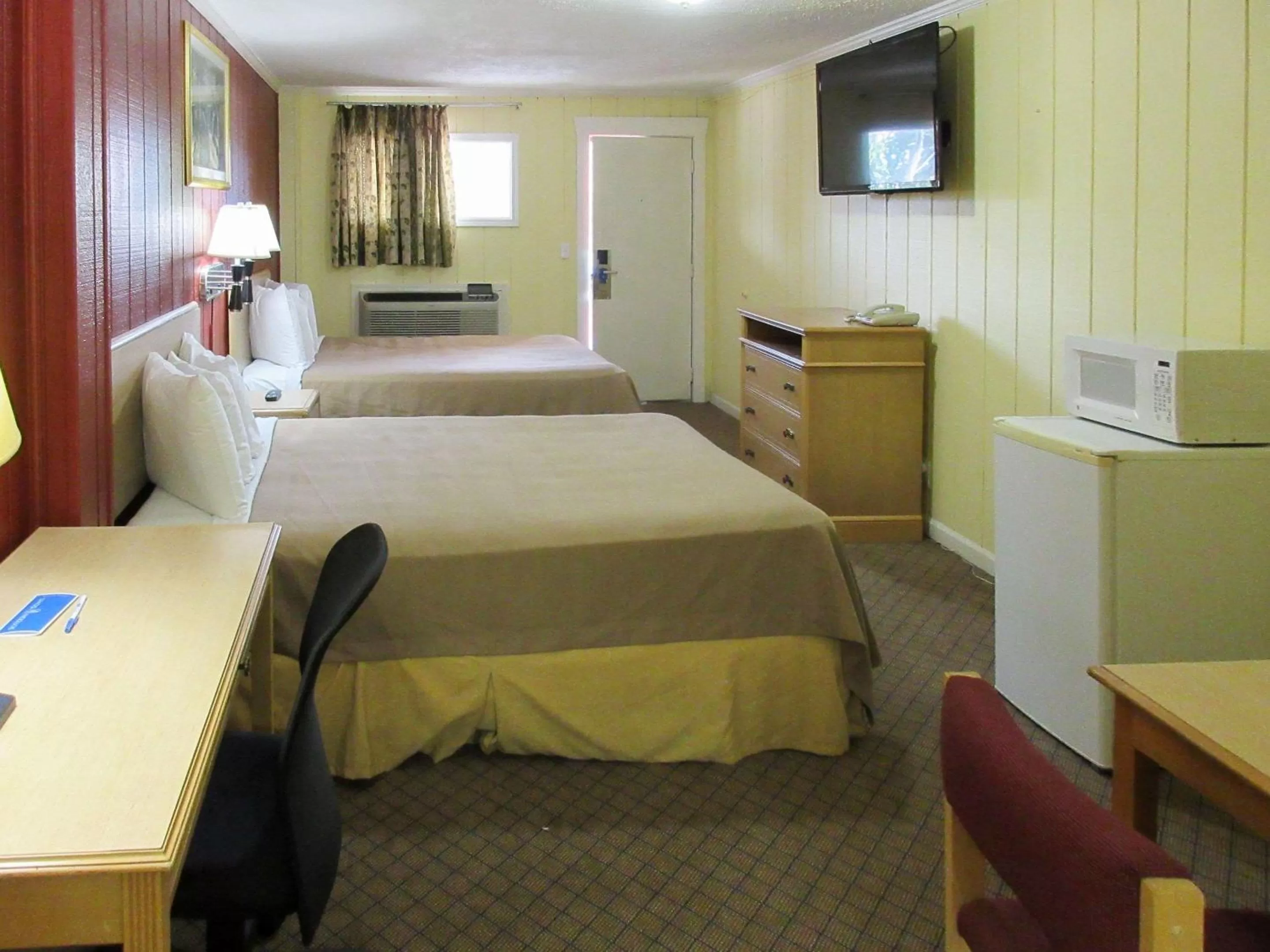 Photo of the whole room, Bed in Rodeway Inn Kansas City Downtown Area