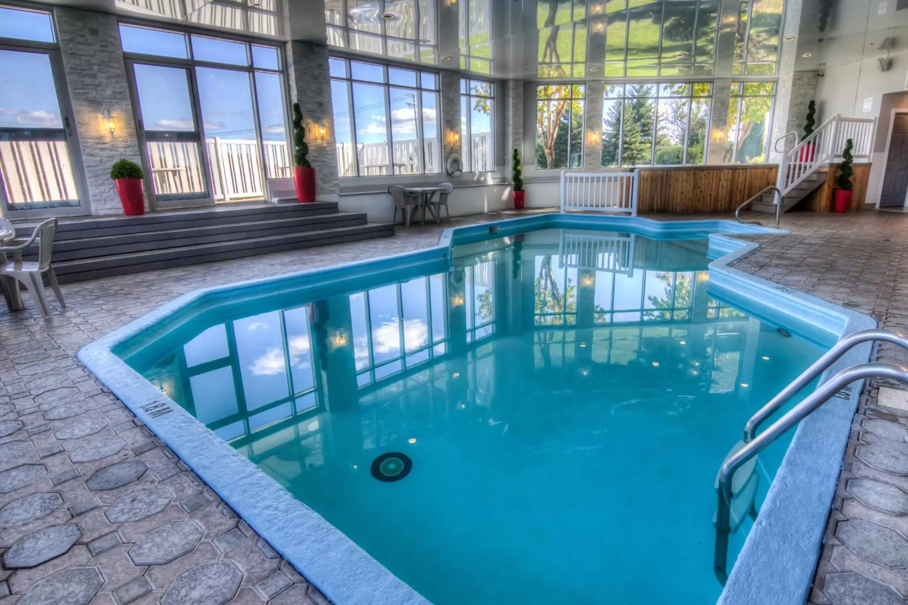 Swimming Pool in Hôtel du Jardin